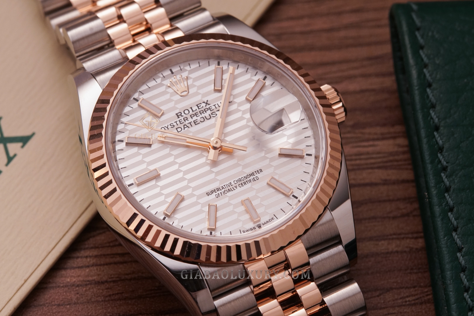 Đồng Hồ Rolex Datejust 36 126231 Mặt Số Bạc Vân Gấp Nếp Cọc Số Dạ Quang