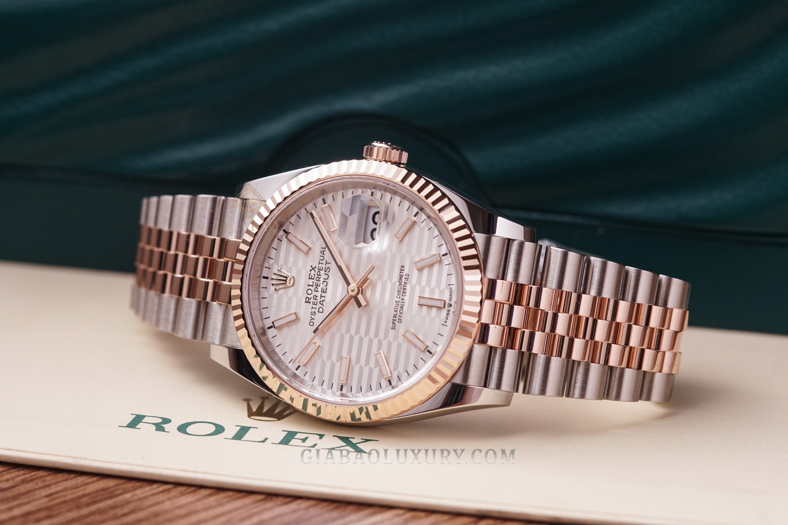 Đồng Hồ Rolex Datejust 36 126231 Mặt Số Bạc Vân Gấp Nếp Cọc Số Dạ Quang