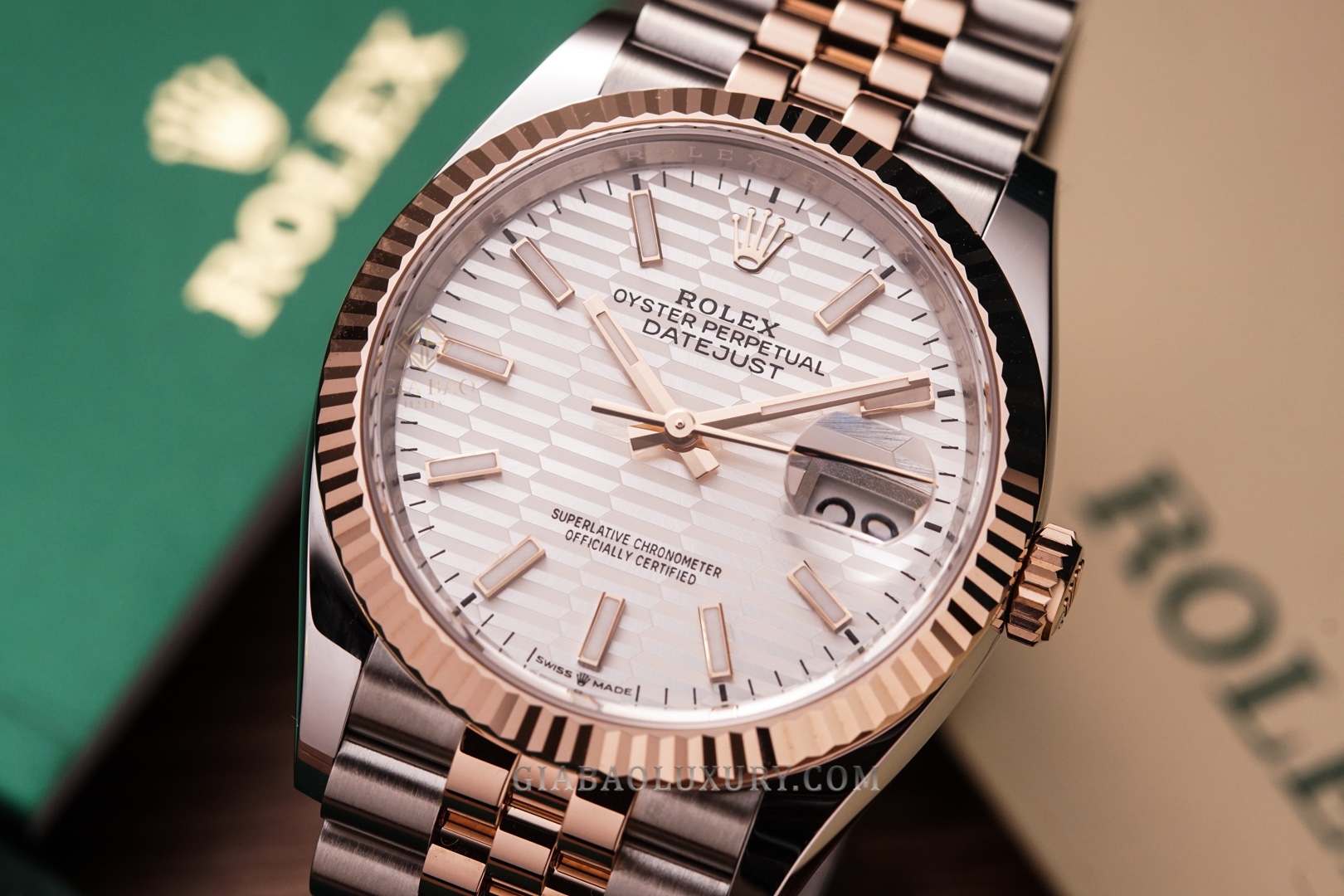 Đồng Hồ Rolex Datejust 36 126231 Mặt Số Bạc Vân Gấp Nếp Cọc Số Dạ Quang