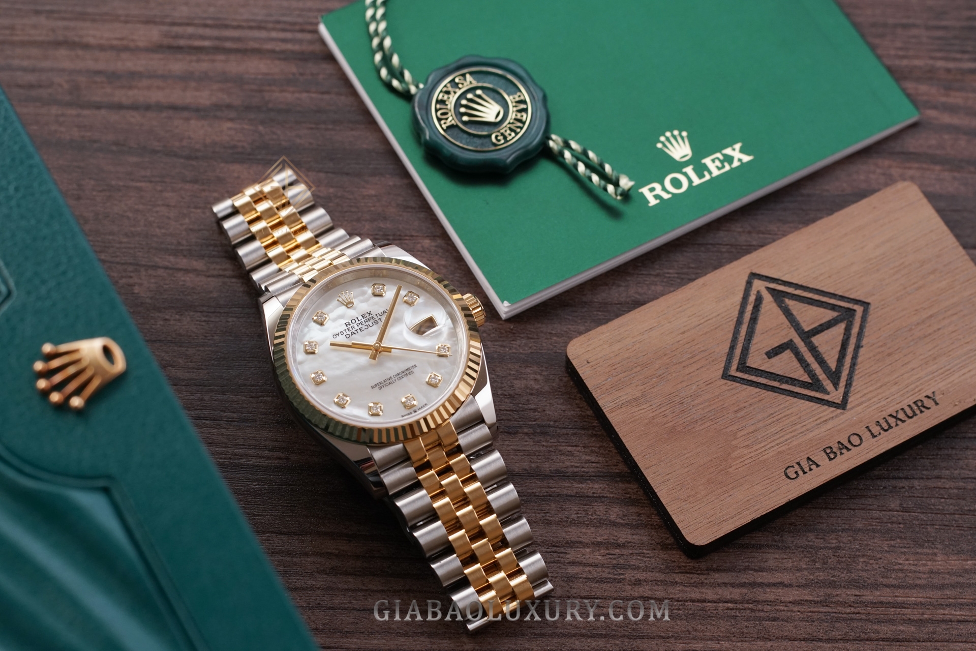 đồng hồ Rolex Datejust 36 126233 với mặt số vỏ trai trắng