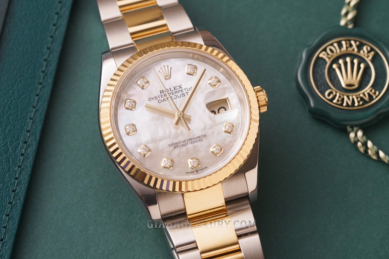 Đồng Hồ Rolex Datejust 36 126233 Mặt Số Vỏ Trai Trắng Dây Đeo Oyster