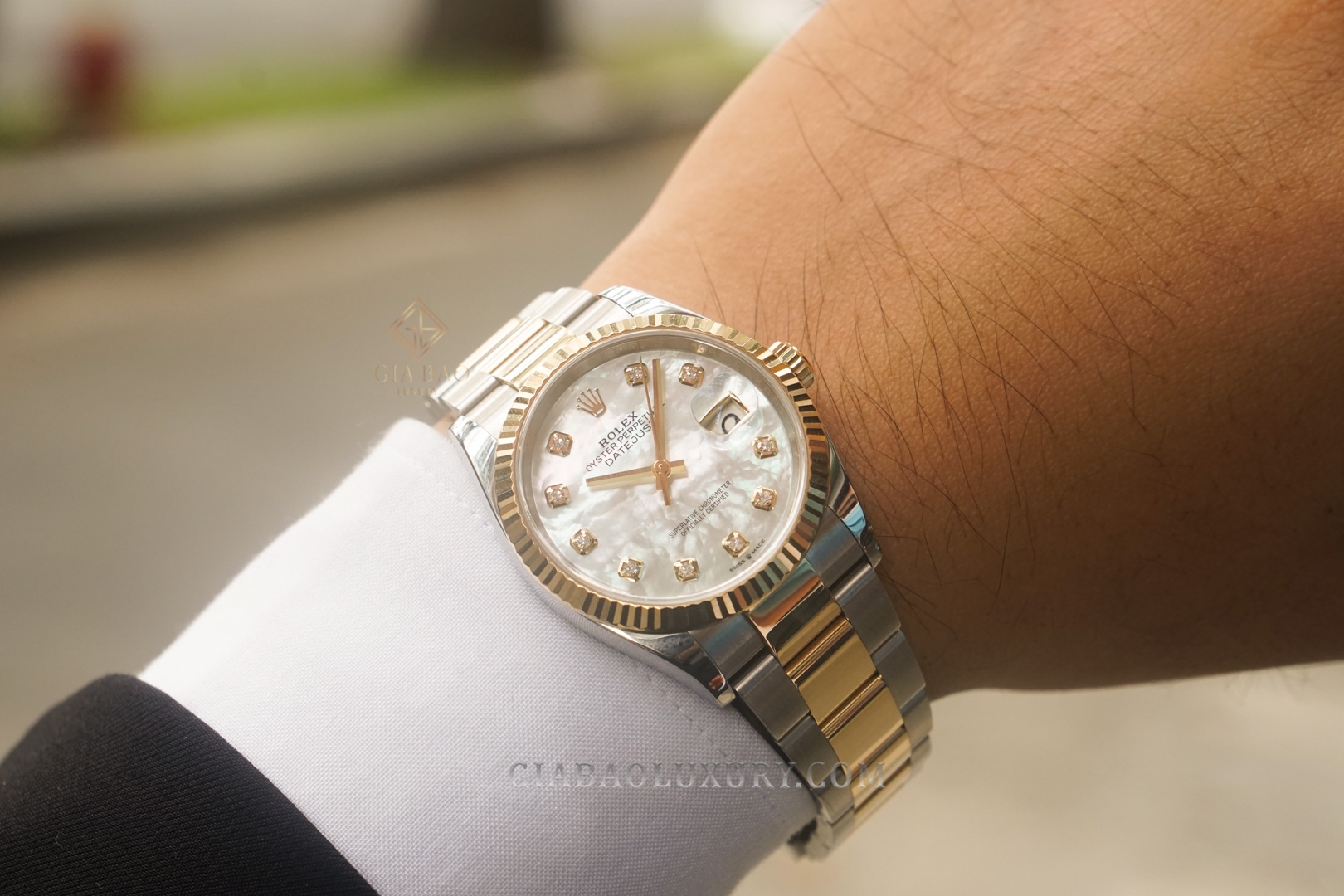 Đồng Hồ Rolex Datejust 36 126233 Mặt Số Vỏ Trai Trắng Dây Đeo Oyster