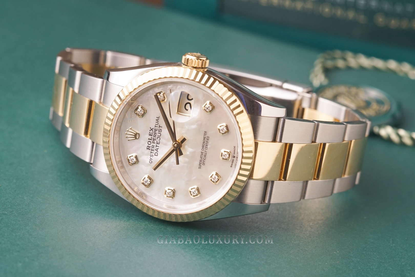 Đồng Hồ Rolex Datejust 36 126233 Mặt Số Vỏ Trai Trắng Dây Đeo Oyster