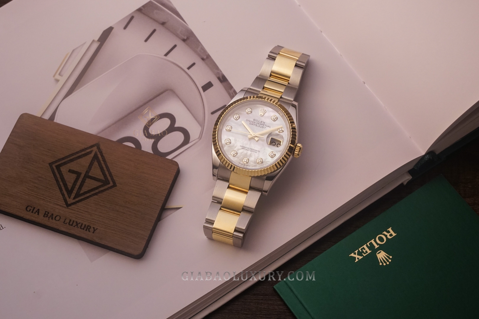 Đồng Hồ Rolex Datejust 36 126233 Mặt Số Vỏ Trai Trắng Dây Đeo Oyster