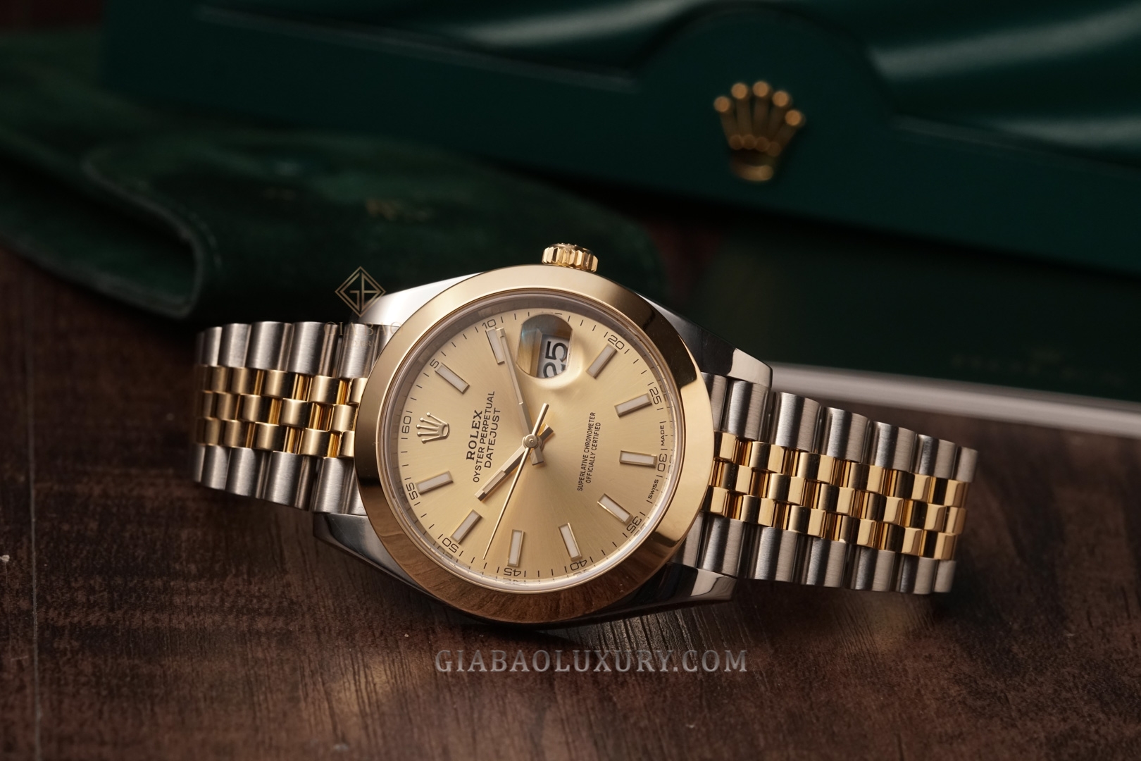 Đồng Hồ Rolex Datejust 41 126303 Mặt Số Vàng Champagne Cọc Số Dạ Quang