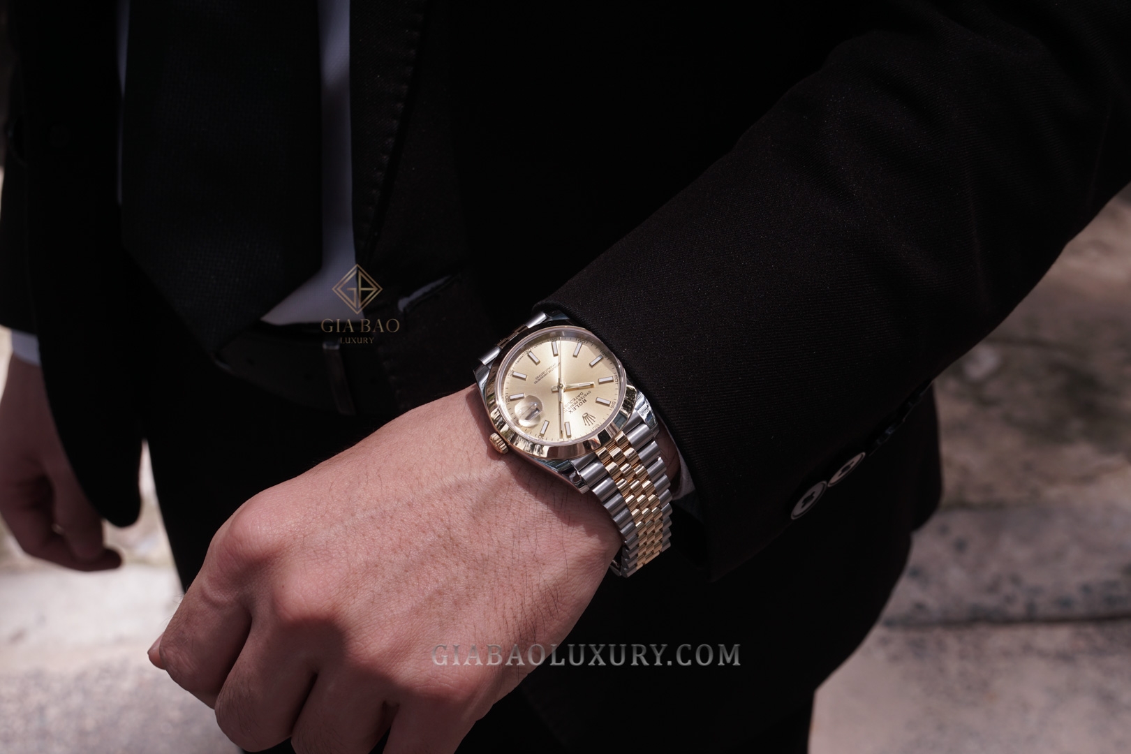 Đồng Hồ Rolex Datejust 41 126303 Mặt Số Vàng Champagne Cọc Số Dạ Quang