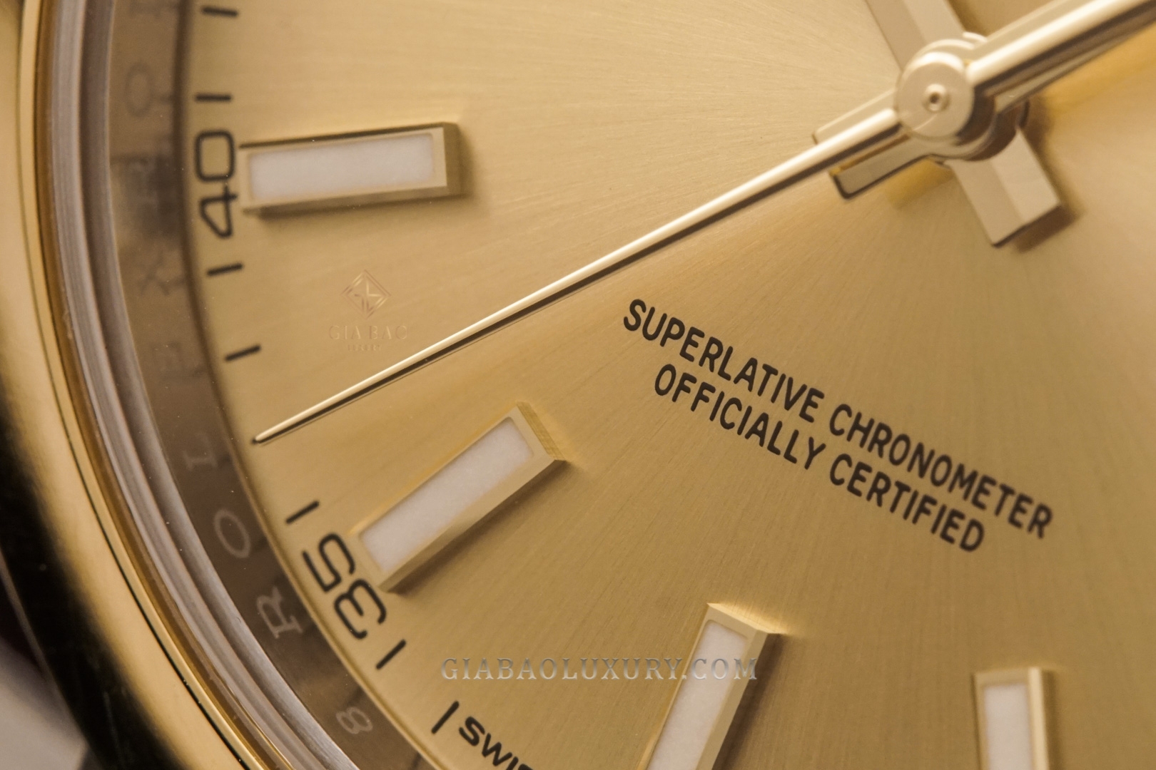 Đồng Hồ Rolex Datejust 41 126303 Mặt Số Vàng Champagne Cọc Số Dạ Quang