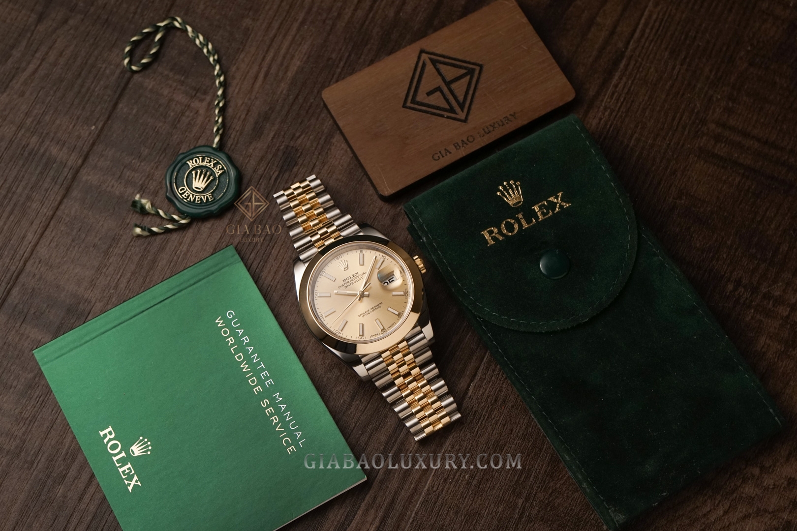 Đồng Hồ Rolex Datejust 41 126303 Mặt Số Vàng Champagne Cọc Số Dạ Quang