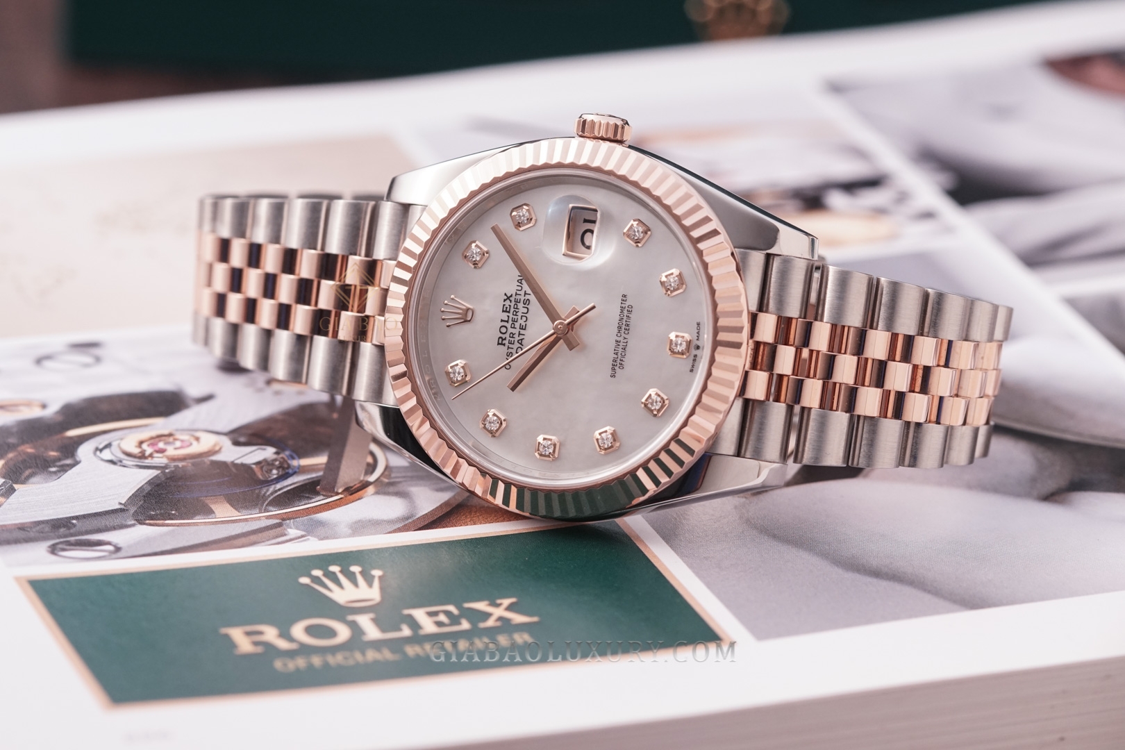 Đồng Hồ Rolex Datejust 41 126331 Mặt Số Vỏ Trai Trắng