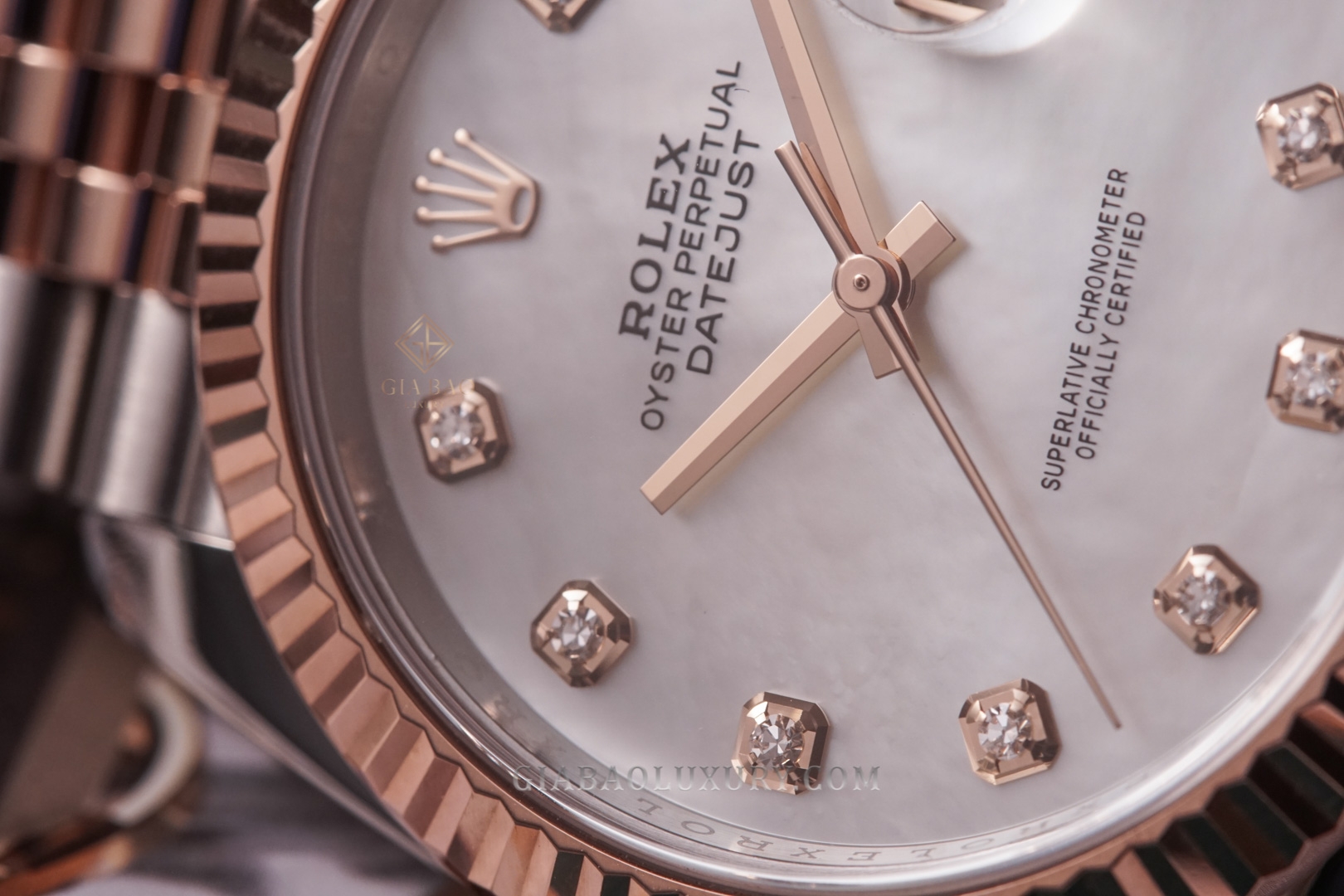 Đồng Hồ Rolex Datejust 41 126331 Mặt Số Vỏ Trai Trắng