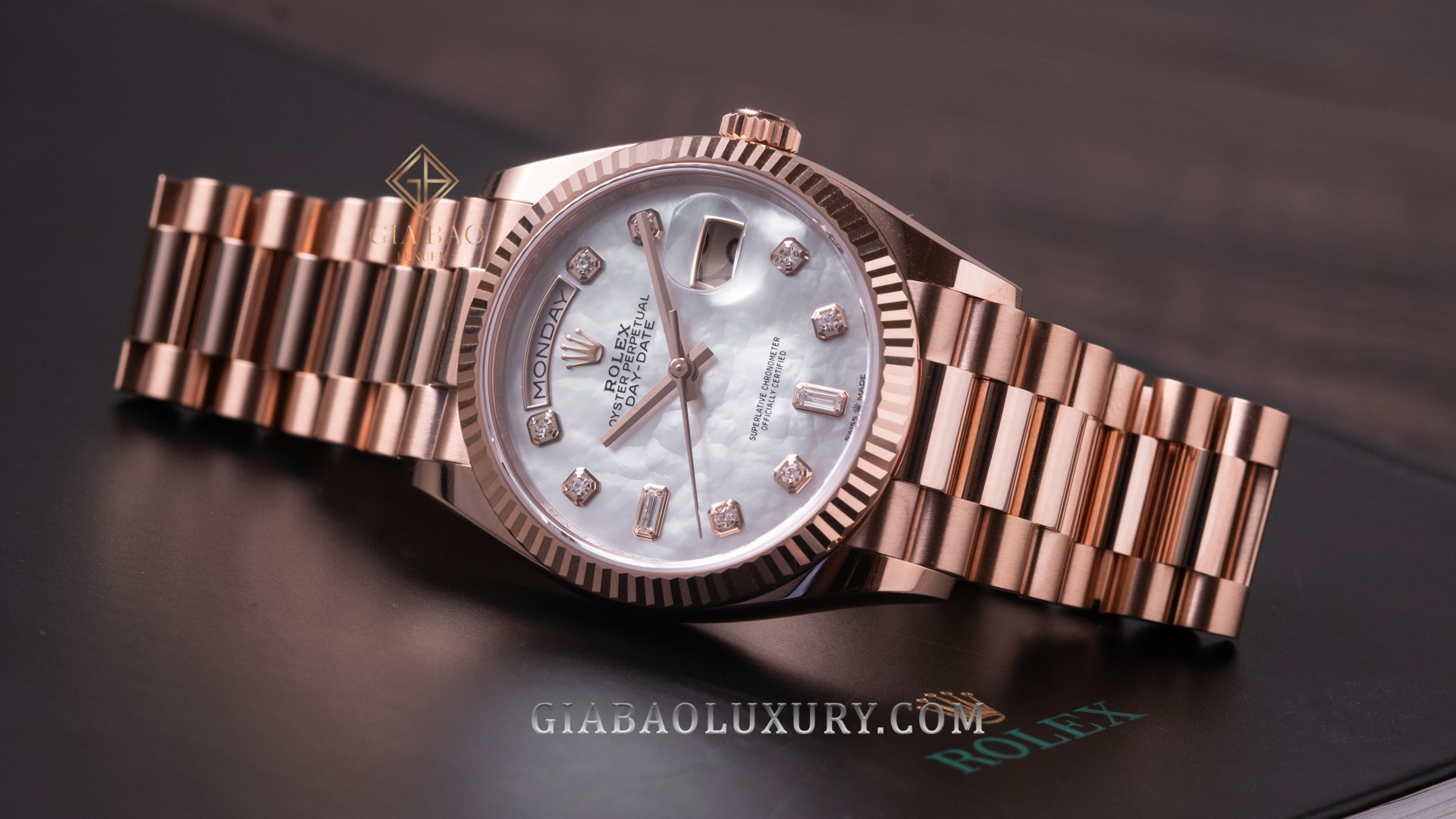 Đồng Hồ Rolex Day-Date 36 128235-0029 Mặt Số Vỏ Trai Trắng