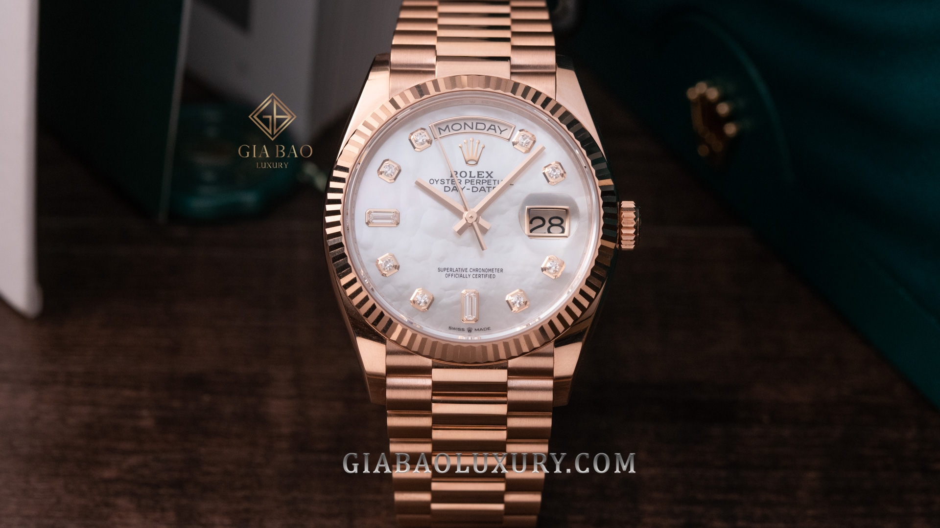 Đồng Hồ Rolex Day-Date 36 128235-0029 Mặt Số Vỏ Trai Trắng