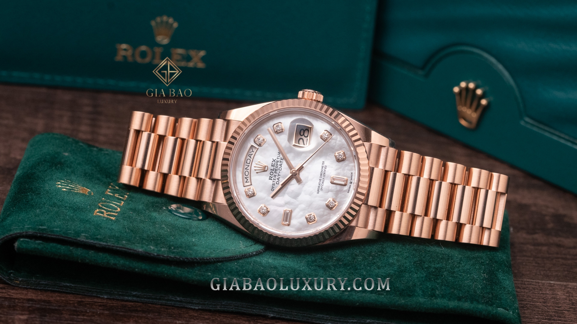 Đồng Hồ Rolex Day-Date 36 128235-0029 Mặt Số Vỏ Trai Trắng