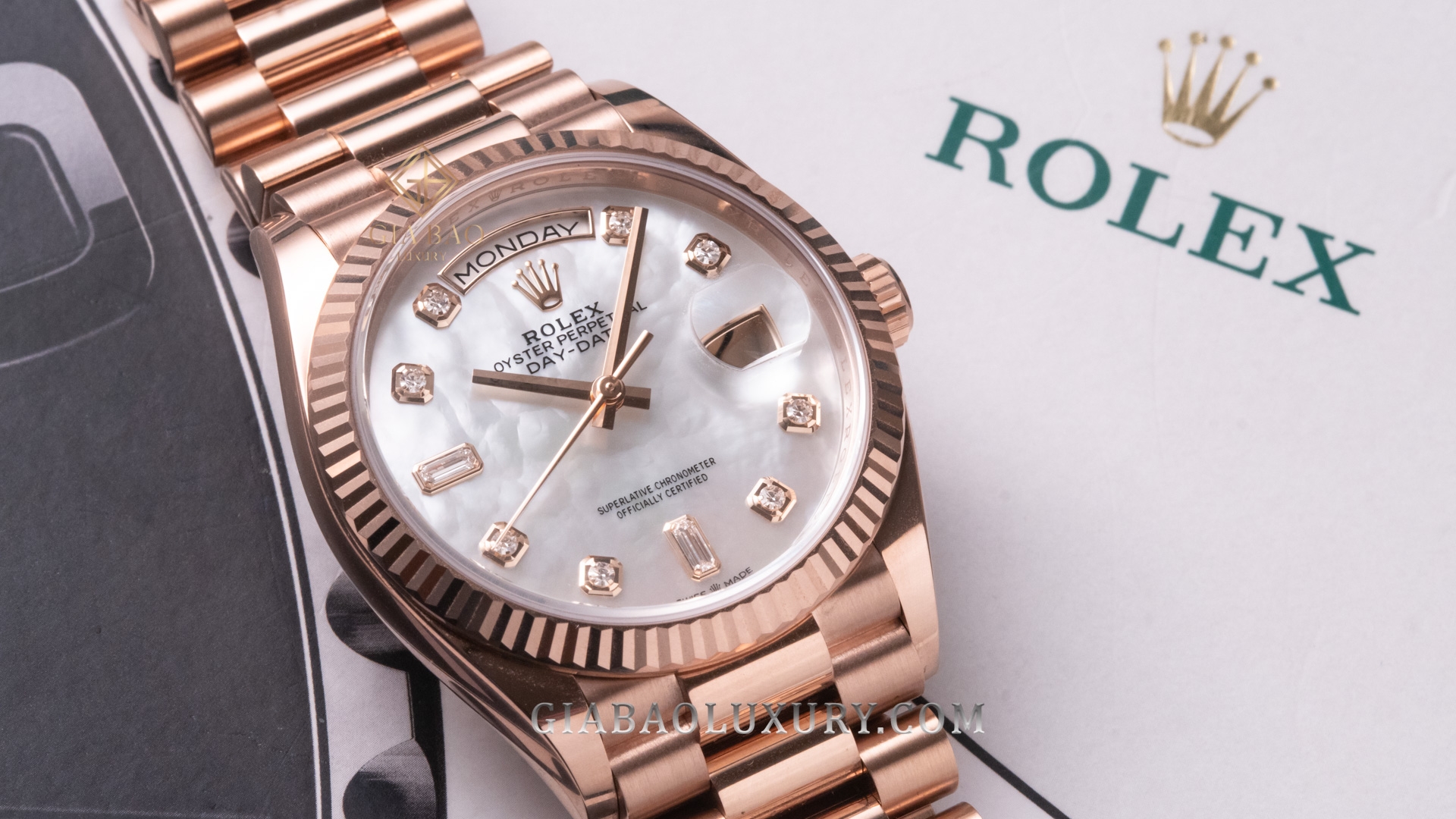 Đồng Hồ Rolex Day-Date 36 128235-0029 Mặt Số Vỏ Trai Trắng