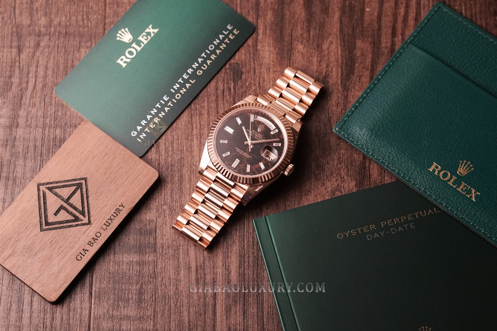 Cận cảnh đồng hồ Rolex Day-Date 40 228235 Mặt Số Eisenkiesel (New Model 2021)