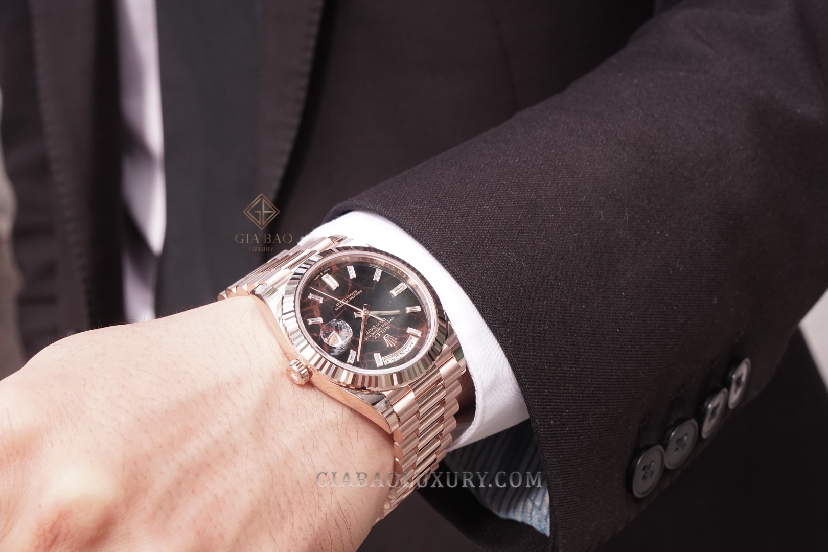 Đồng Hồ Rolex Day-Date 40 228235 Mặt Số Eisenkiesel (New Model 2021)