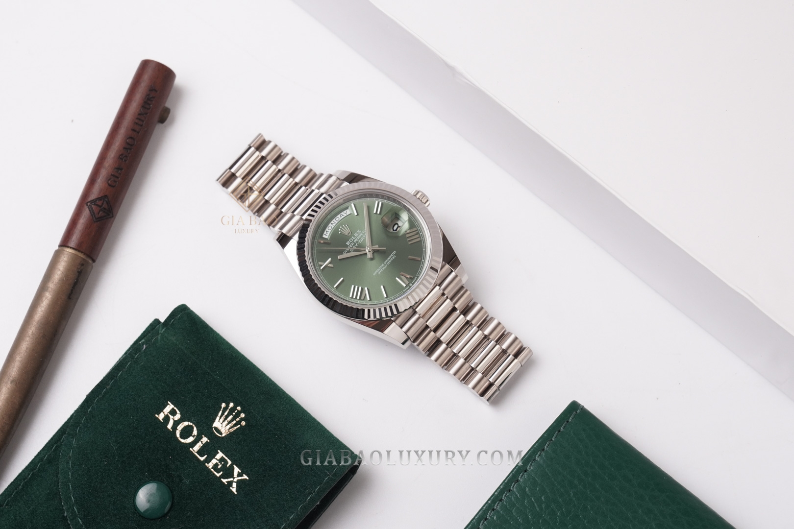 Đồng Hồ Rolex Day-Date 40 228239 Mặt Số Xanh Oliu