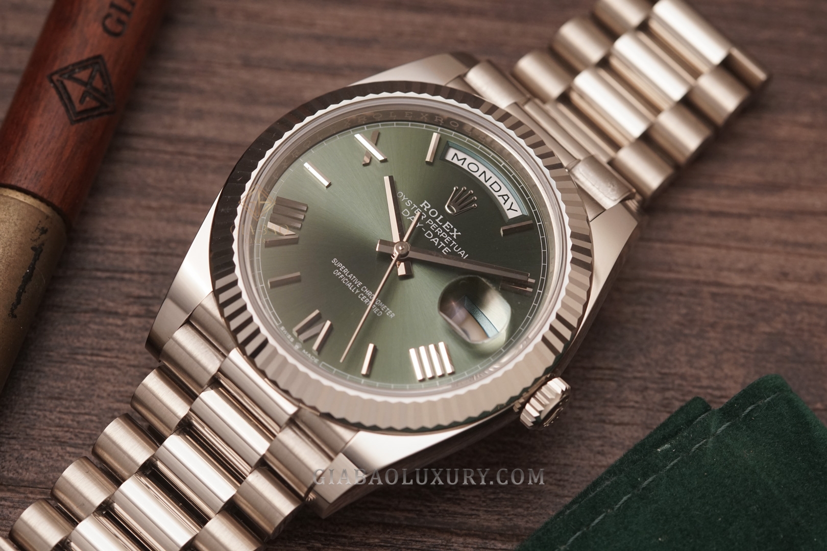 Đồng Hồ Rolex Day-Date 40 228239 Mặt Số Xanh Oliu