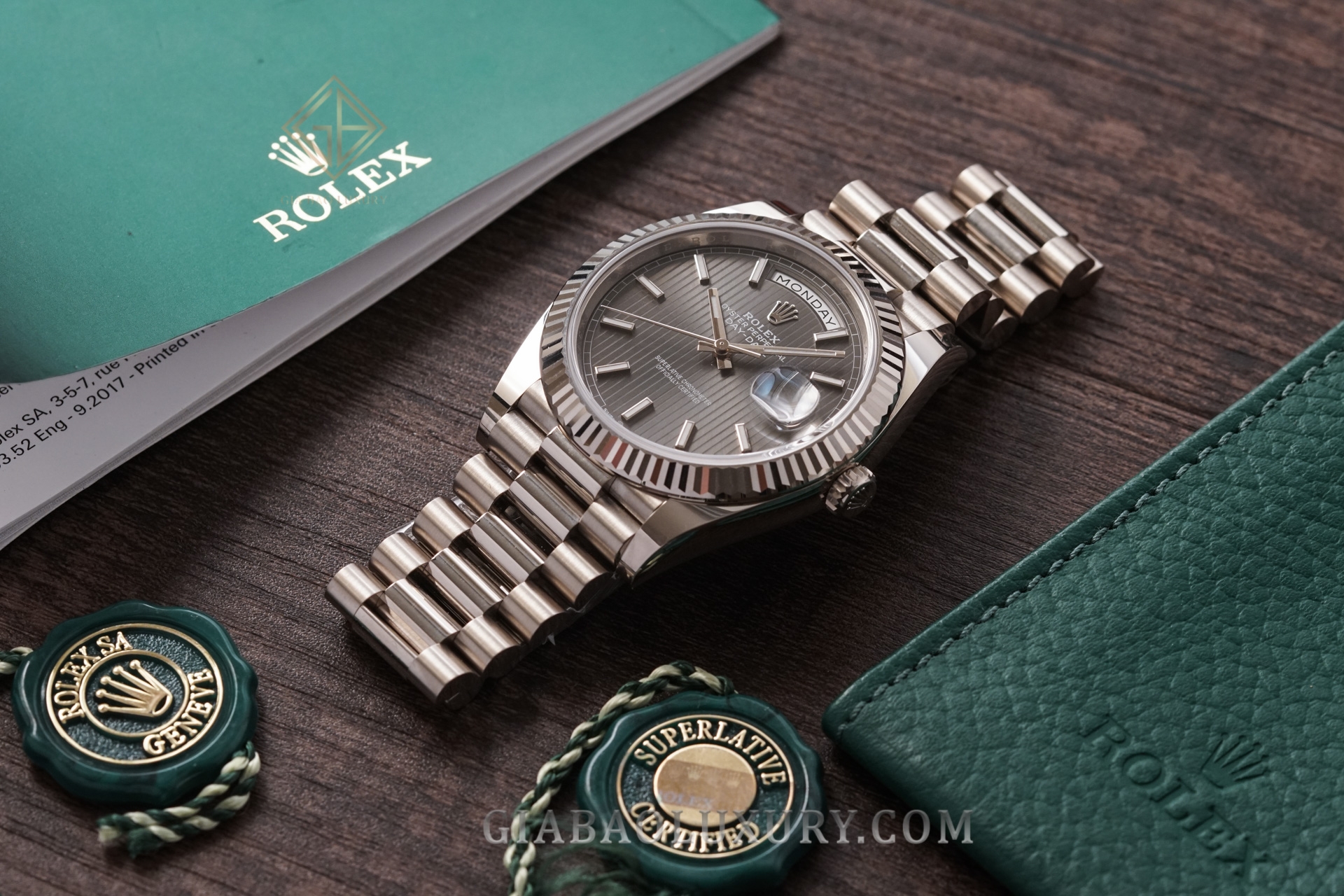 Đồng Hồ Rolex Day-Date 40 228239 Mặt Số Rhodium Họa Tiết Sọc