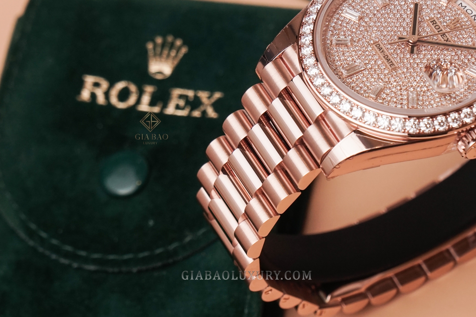 Đồng Hồ Rolex Day-Date 40 228345RBR Mặt Số Đính Kim Cương