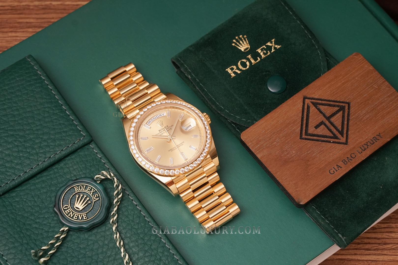Đồng Hồ Rolex Day-Date 40 228348RBR Mặt Số Vàng Champagne Nạm Kim Cương