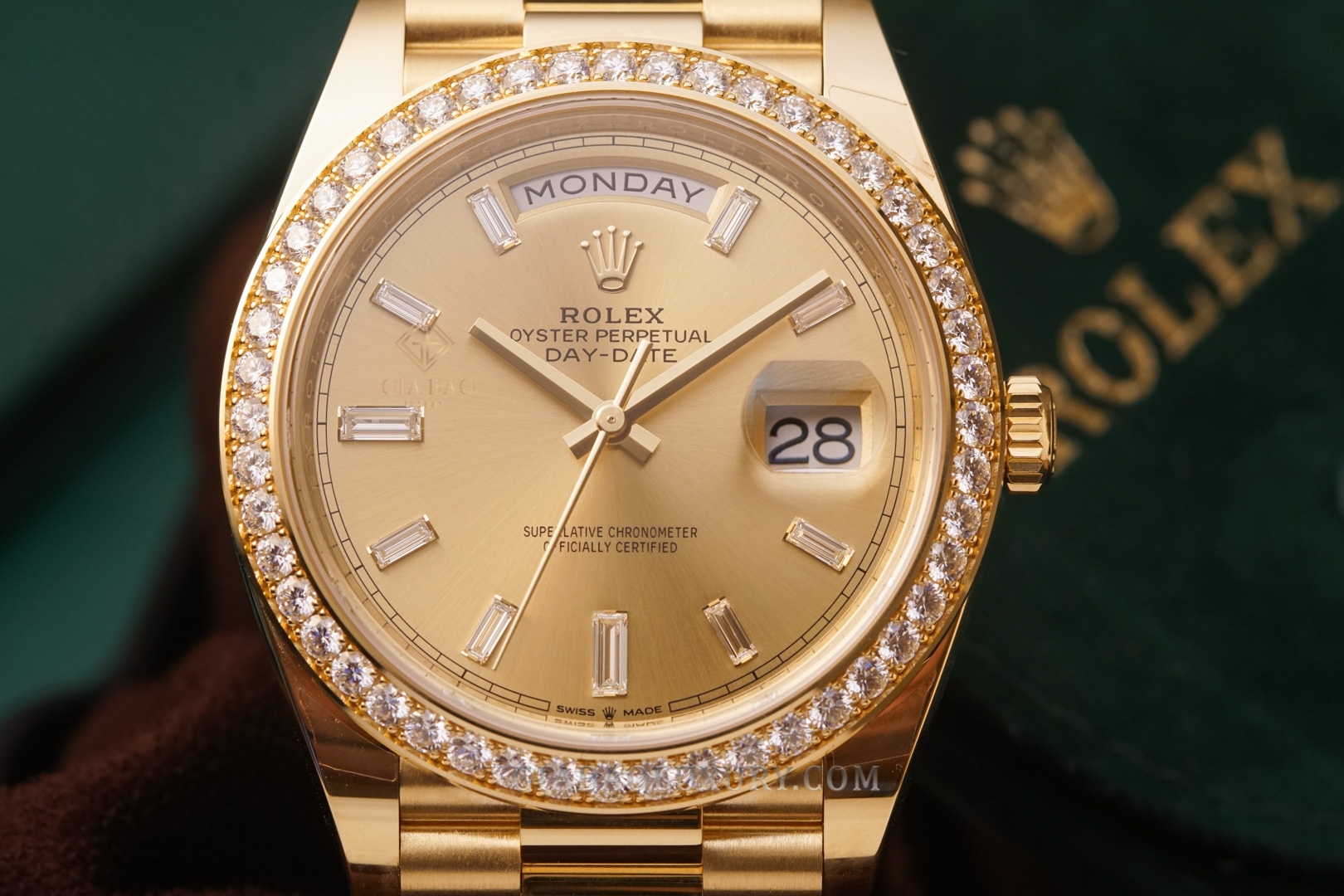 Đồng Hồ Rolex Day-Date 40 228348RBR Mặt Số Vàng Champagne Nạm Kim Cương