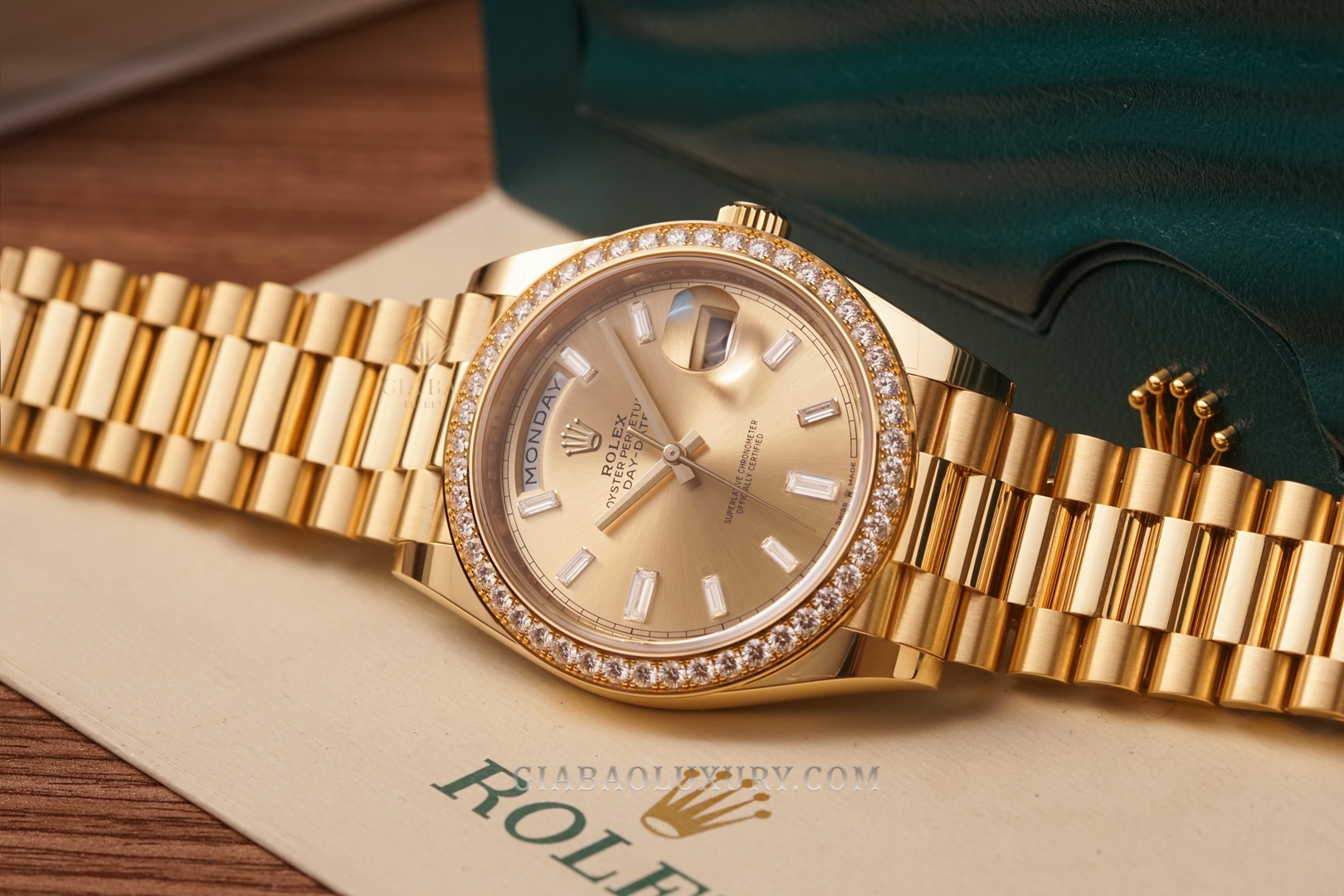 Đồng Hồ Rolex Day-Date 40 228348RBR Mặt Số Vàng Champagne Nạm Kim Cương