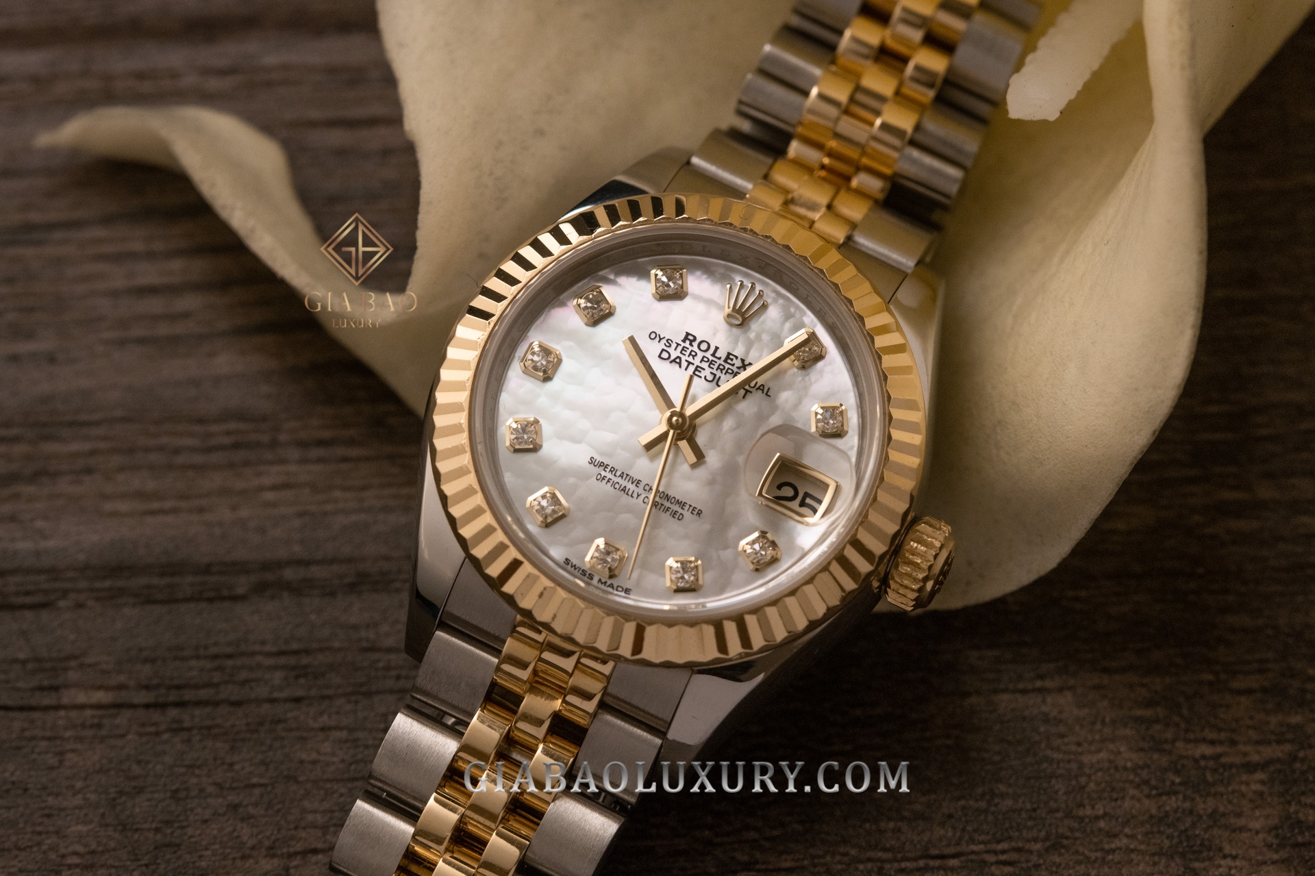 Đồng Hồ Rolex Datejust 28 279173 Mặt Vỏ Trai Trắng