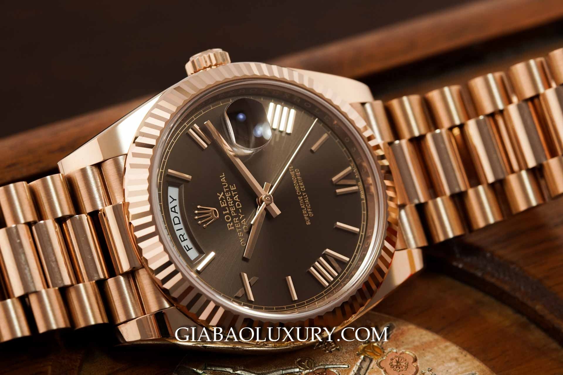 Đồng Hồ Rolex Day Date 228235 Mặt Số Chocolate Cọc Số La Mã