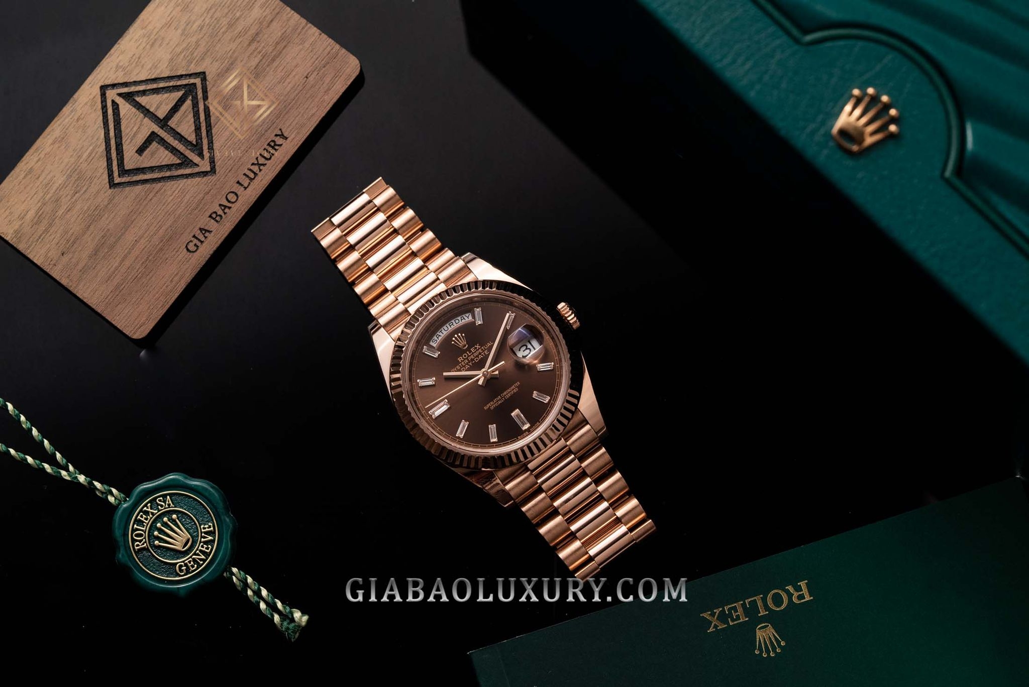 Đồng Hồ Rolex Day-Date 40 228235 Mặt Số Chocolate Nạm Kim Cương