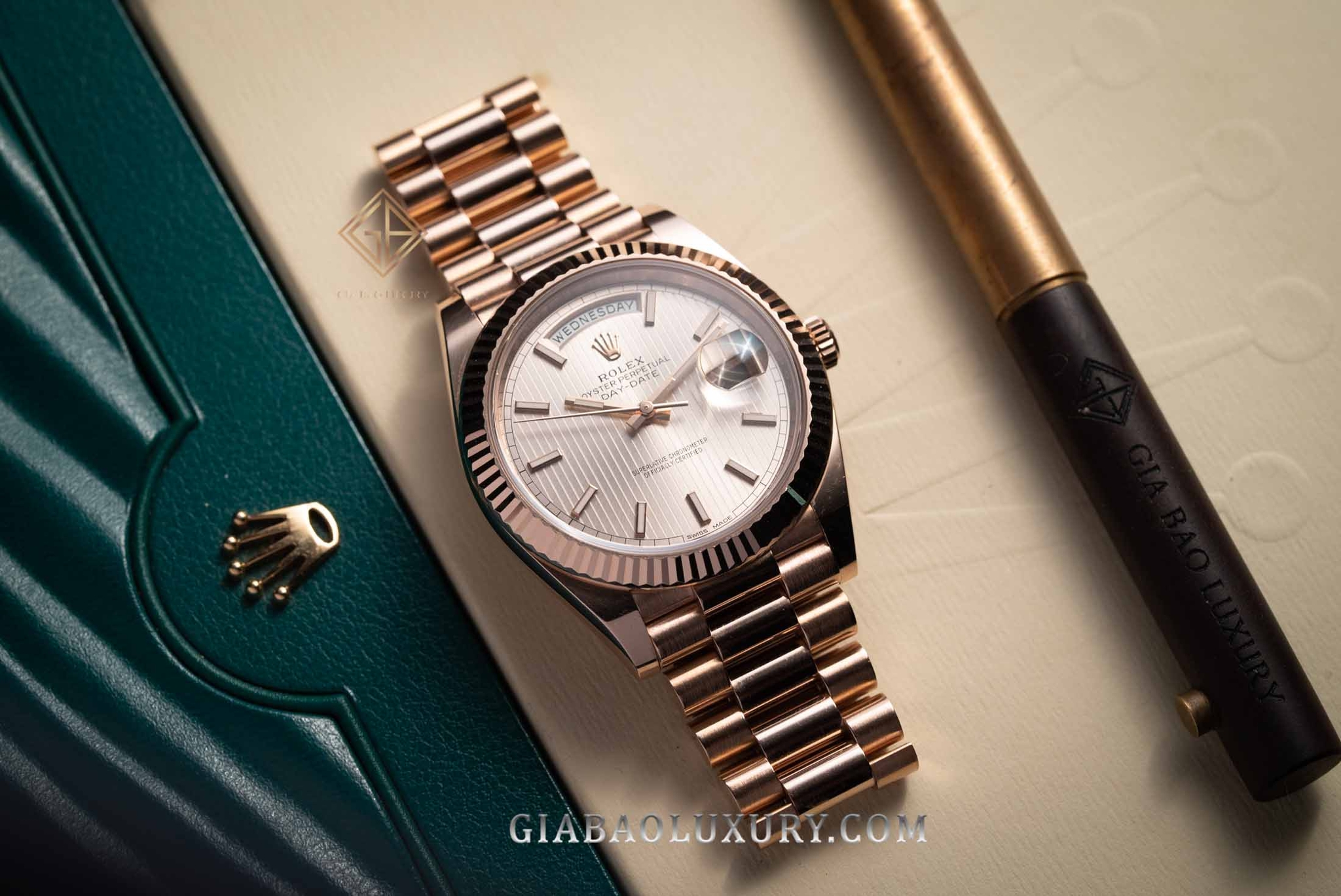Đồng Hồ Rolex Day-Date 40 228235 Mặt Số Sundust Họa Tiết Sọc