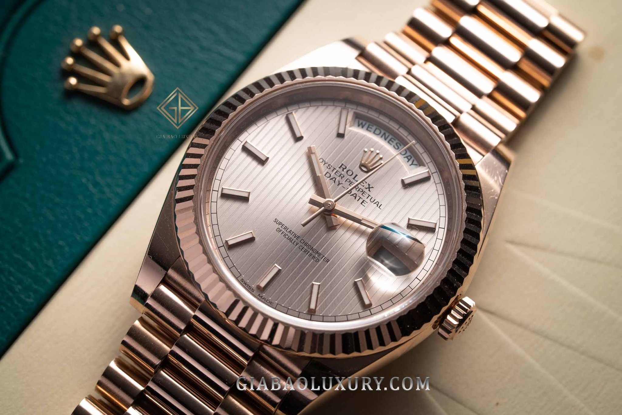 Đồng Hồ Rolex Day-Date 40 228235 Mặt Số Sundust Họa Tiết Sọc