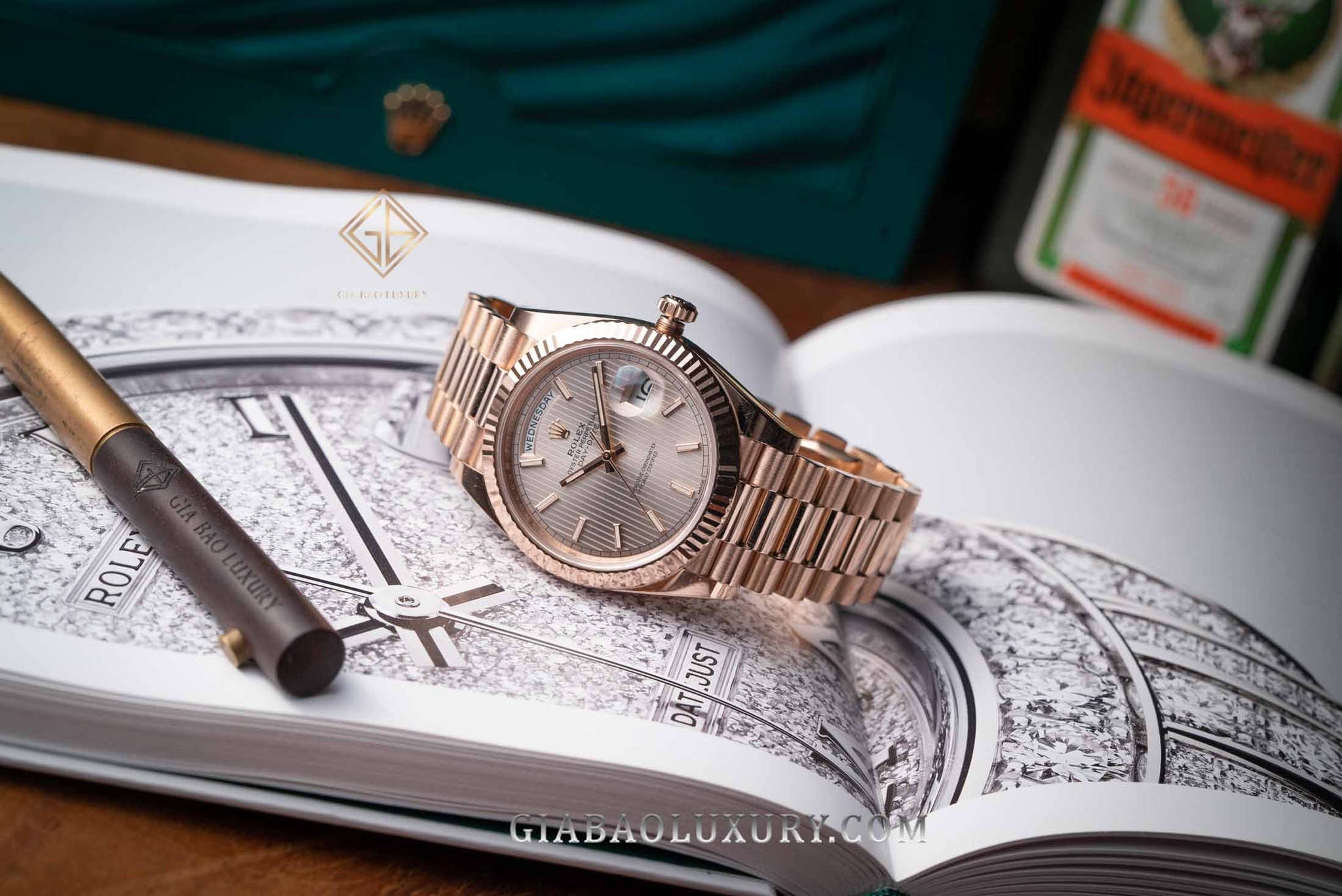 Đồng Hồ Rolex Day-Date 40 228235 Mặt Số Sundust Họa Tiết Sọc