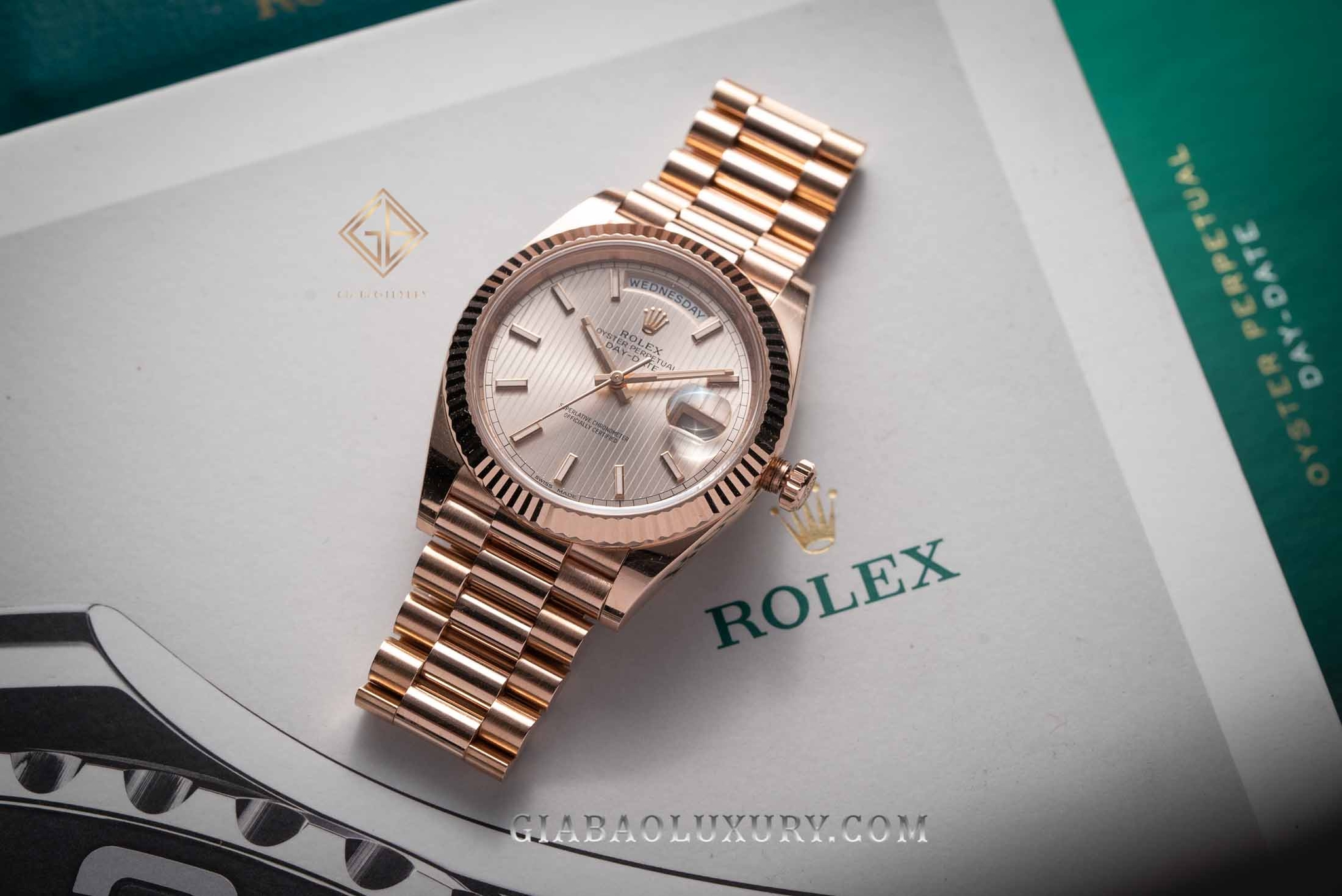 Đồng Hồ Rolex Day-Date 40 228235 Mặt Số Sundust Họa Tiết Sọc