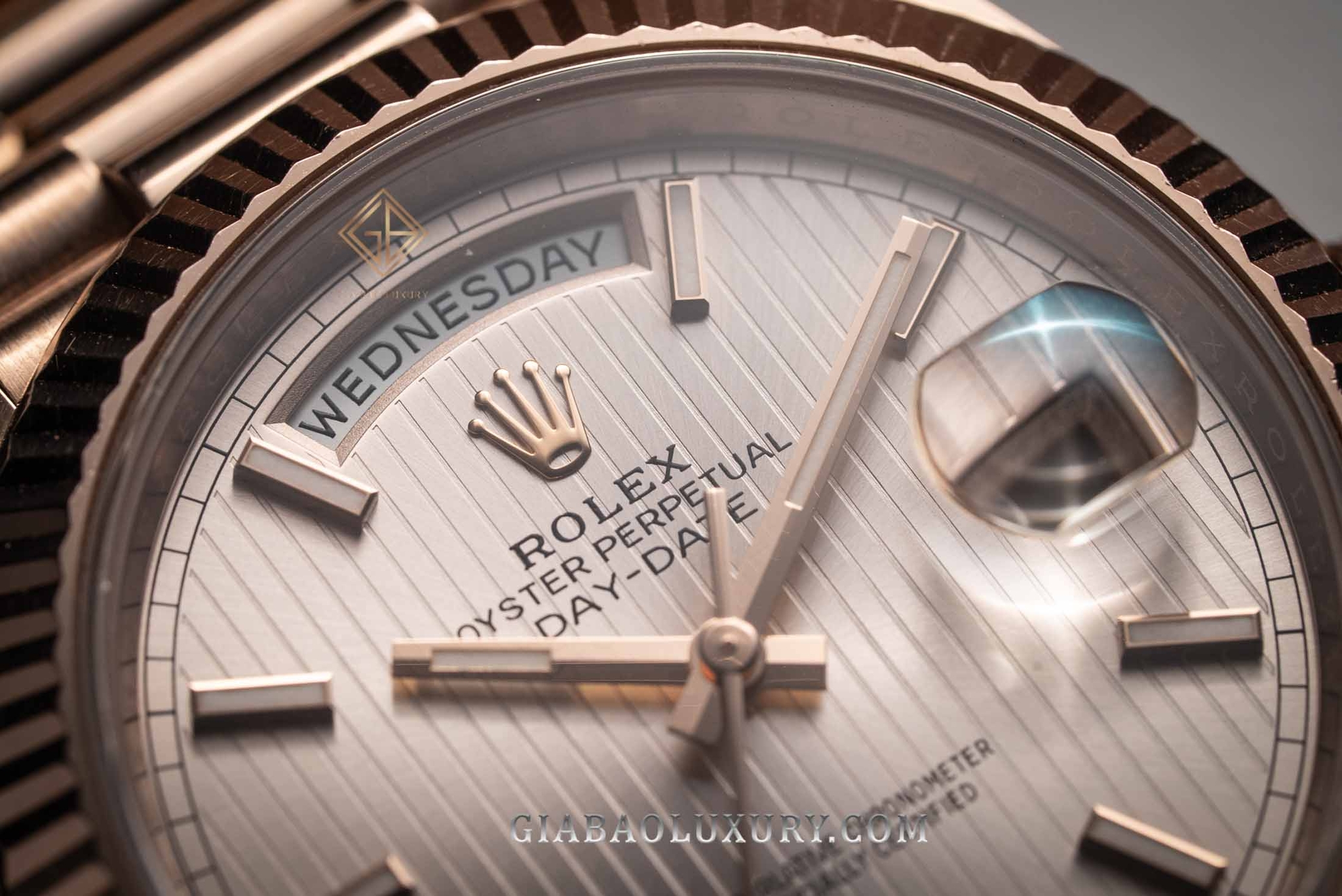 Rolex biểu tượng vương miện 5 đỉnh: Đồng hồ Rolex mang biểu tượng vương miện 5 đỉnh đang là một trong những trang sức quý giá nhất của năm