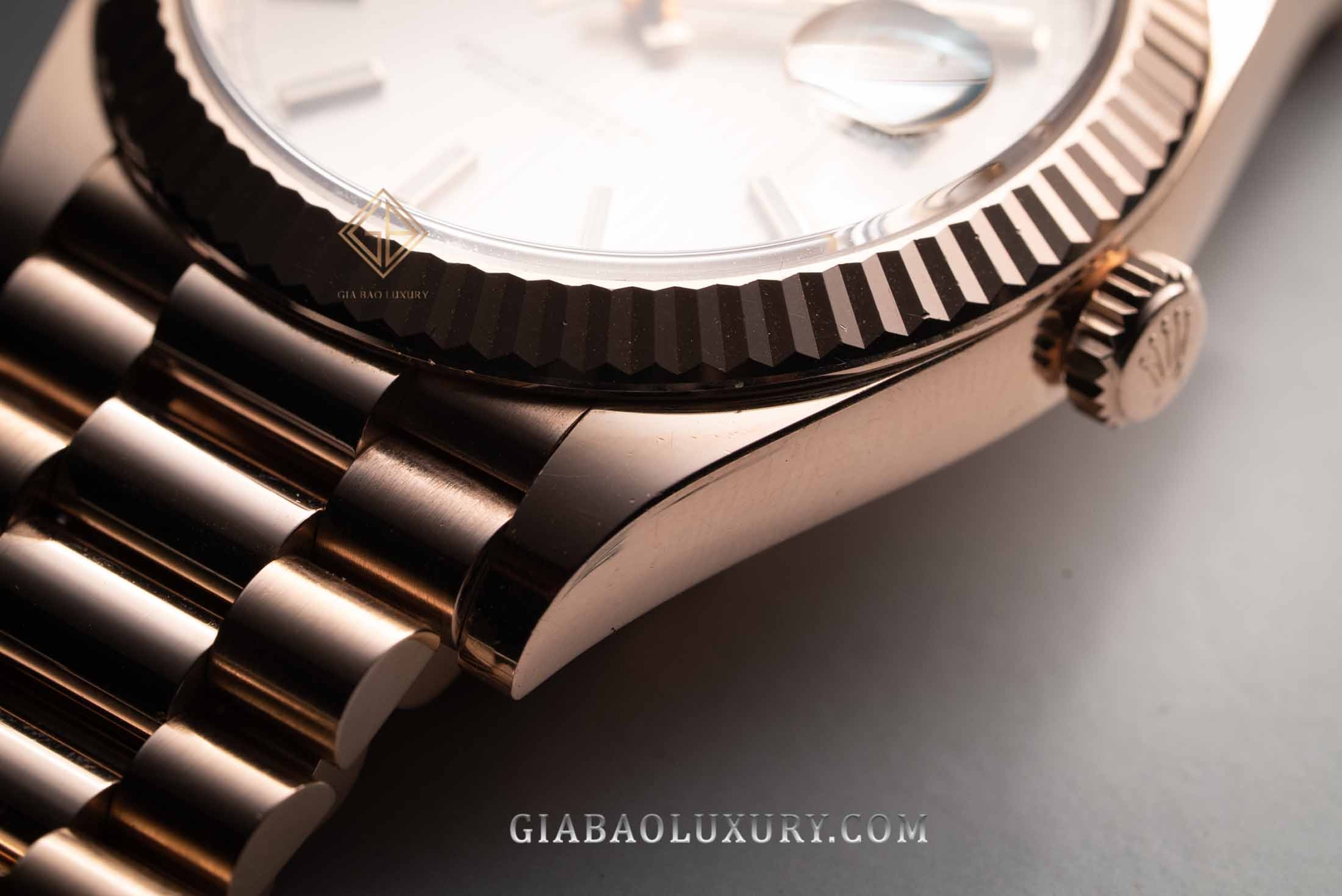 Đồng Hồ Rolex Day-Date 40 228235 Mặt Số Sundust Họa Tiết Sọc