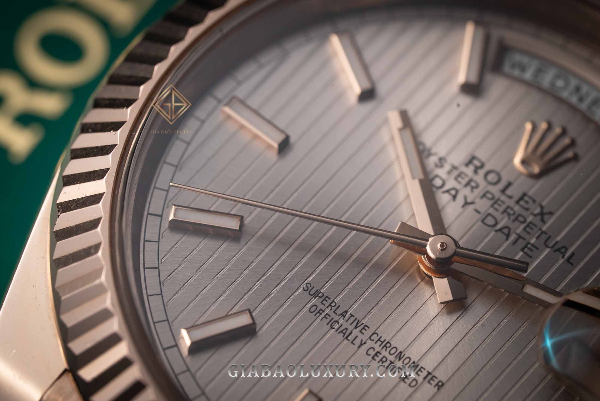 Đồng Hồ Rolex Day-Date 40 228235 Mặt Số Sundust Họa Tiết Sọc