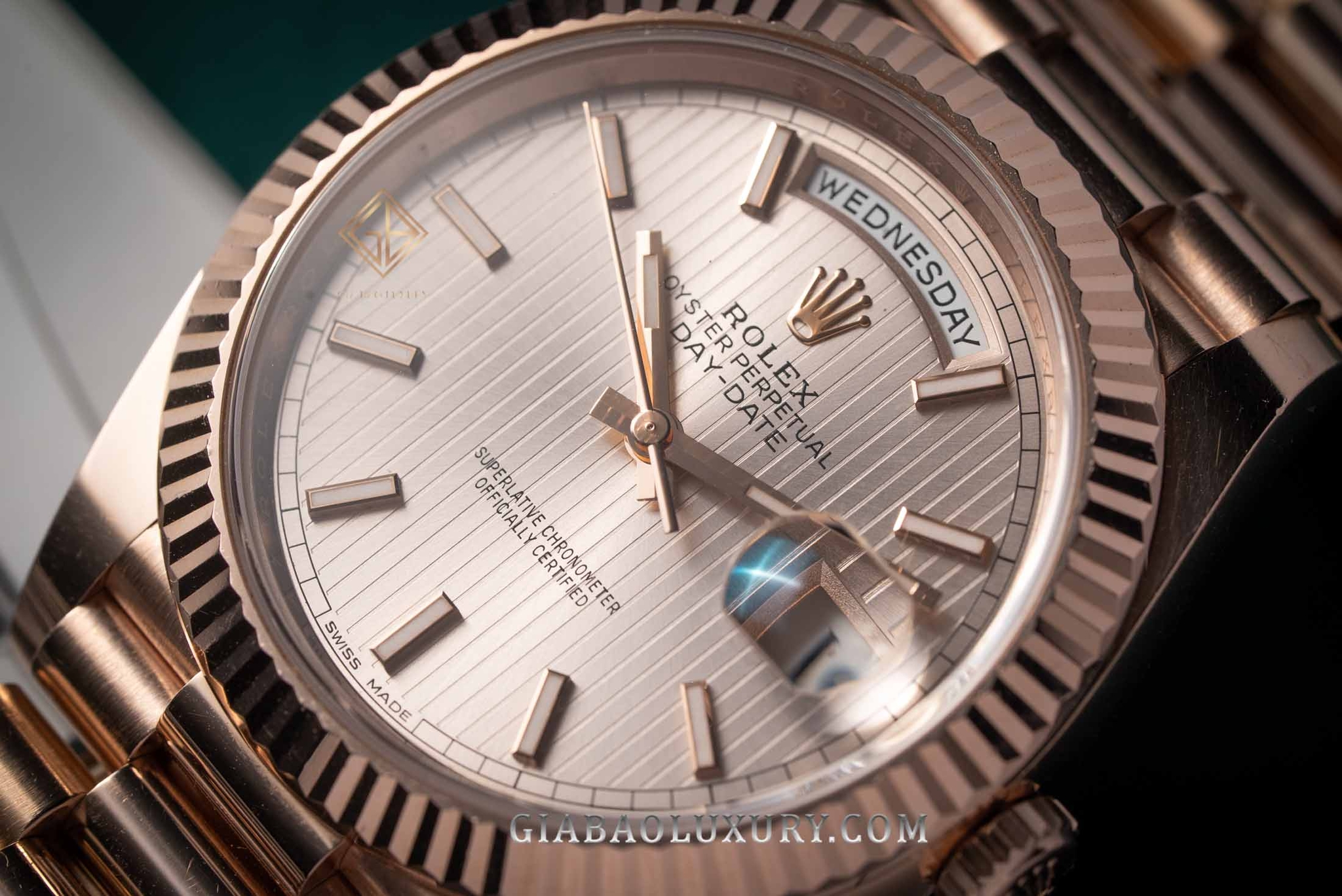 Đồng Hồ Rolex Day-Date 40 228235 Mặt Số Sundust Họa Tiết Sọc