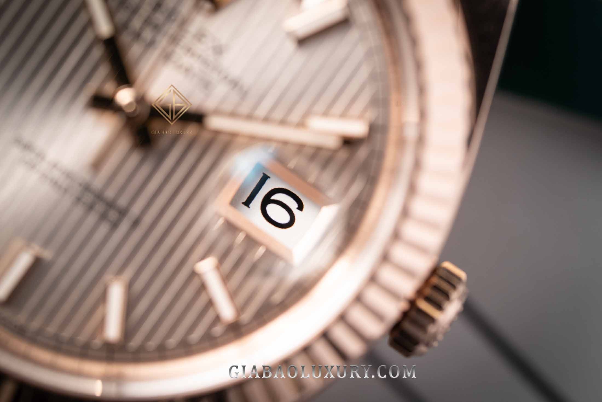 Đồng Hồ Rolex Day-Date 40 228235 Mặt Số Sundust Họa Tiết Sọc