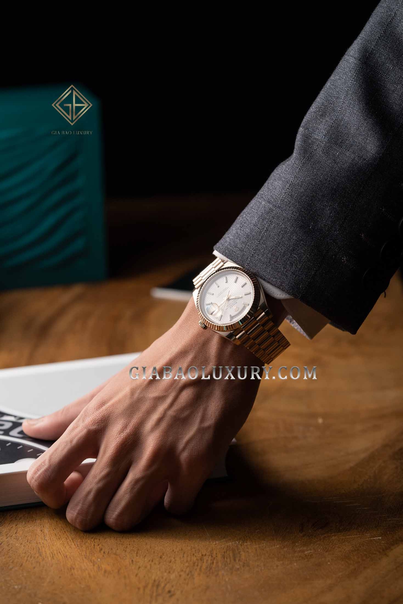 Đồng Hồ Rolex Day-Date 40 228235 Mặt Số Sundust Họa Tiết Sọc