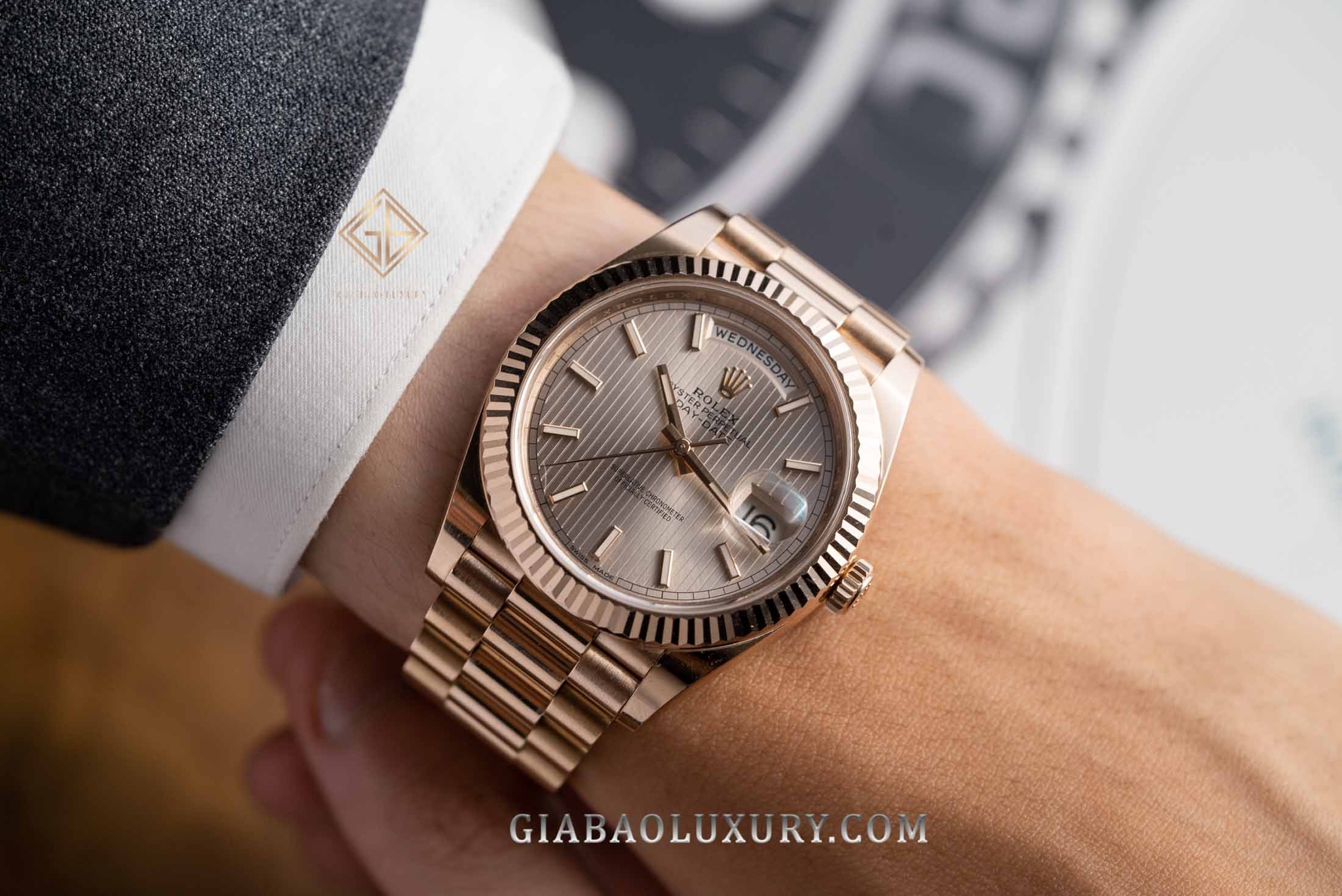 Đồng Hồ Rolex Day-Date 40 228235 Mặt Số Sundust Họa Tiết Sọc