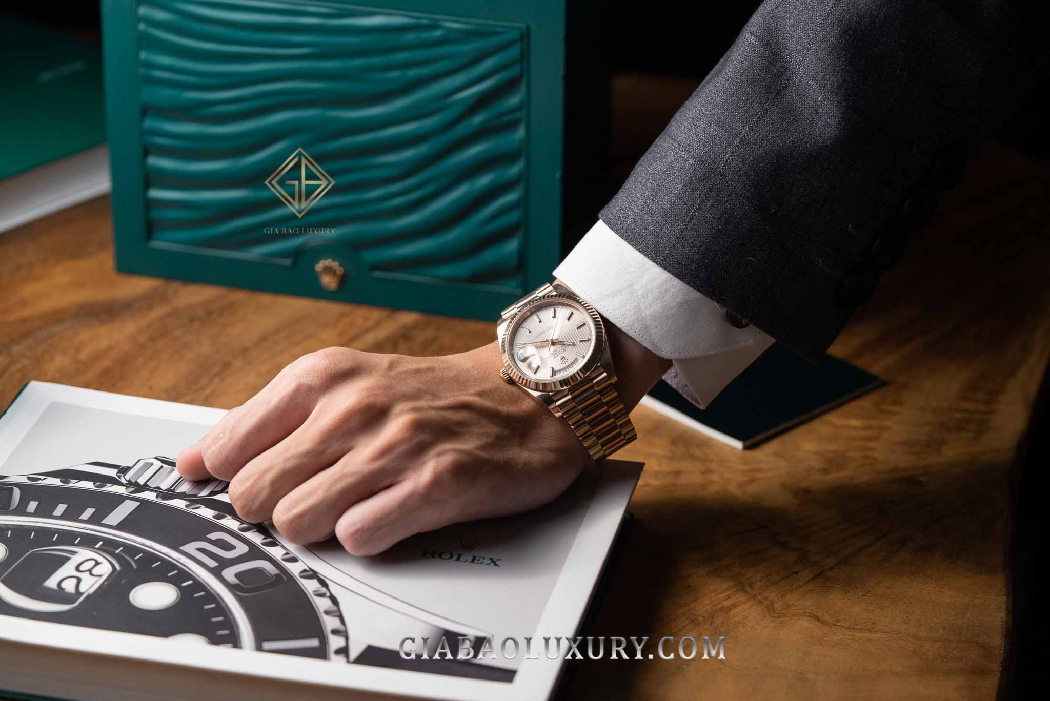 Đồng Hồ Rolex Day-Date 40 228235 Mặt Số Sundust Họa Tiết Sọc