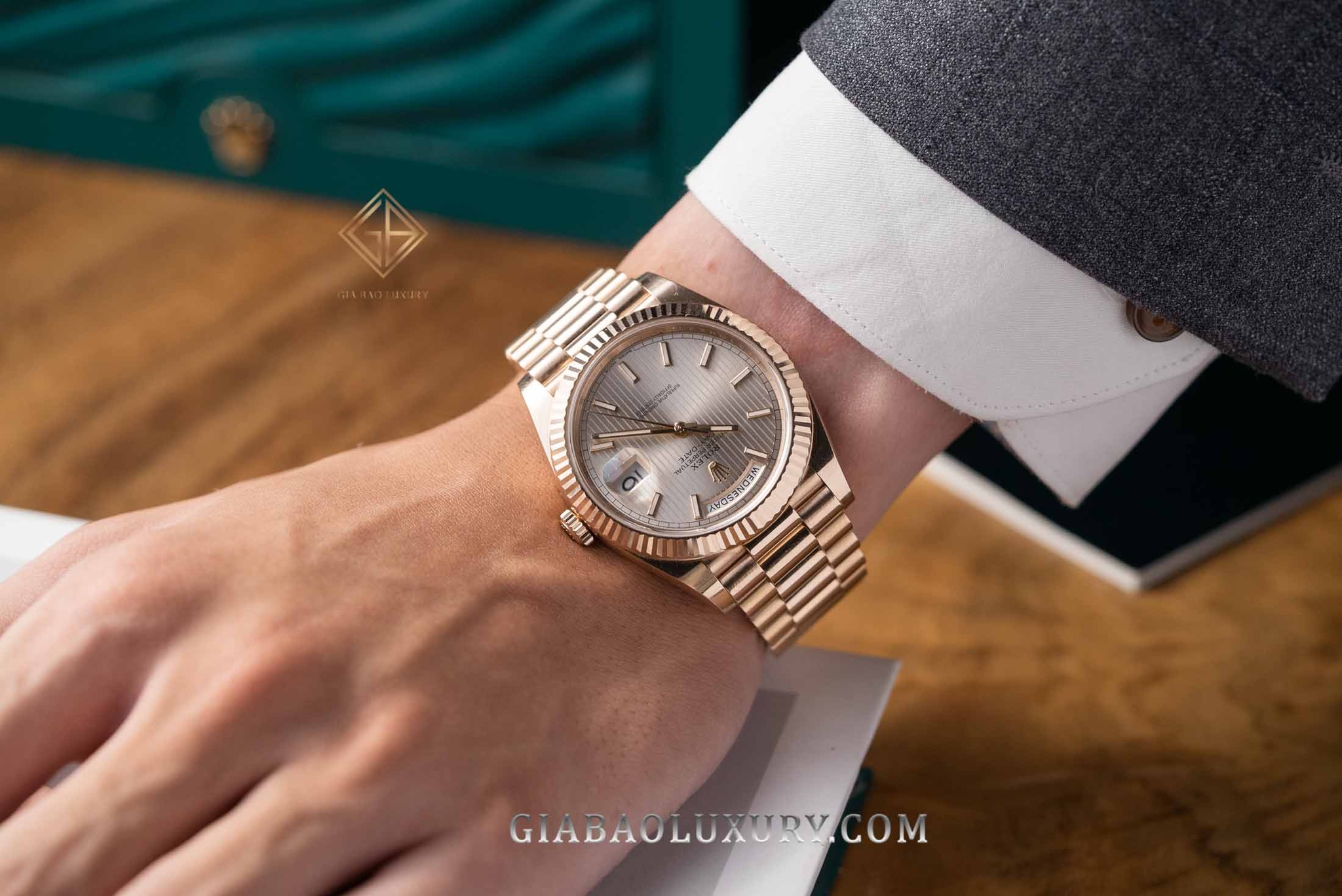 Đồng Hồ Rolex Day-Date 40 228235 Mặt Số Sundust Họa Tiết Sọc