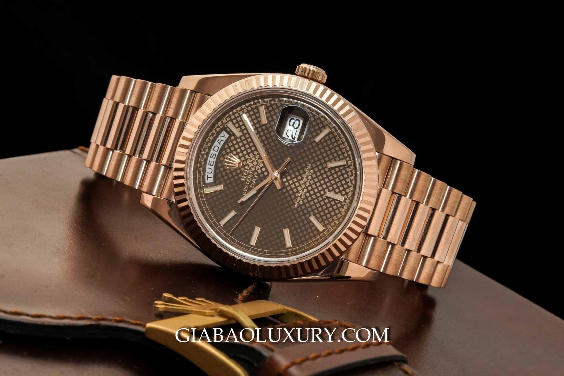 Đồng Hồ Rolex Day Date 228235 Mặt Số Chocolate Họa Tiết Chéo