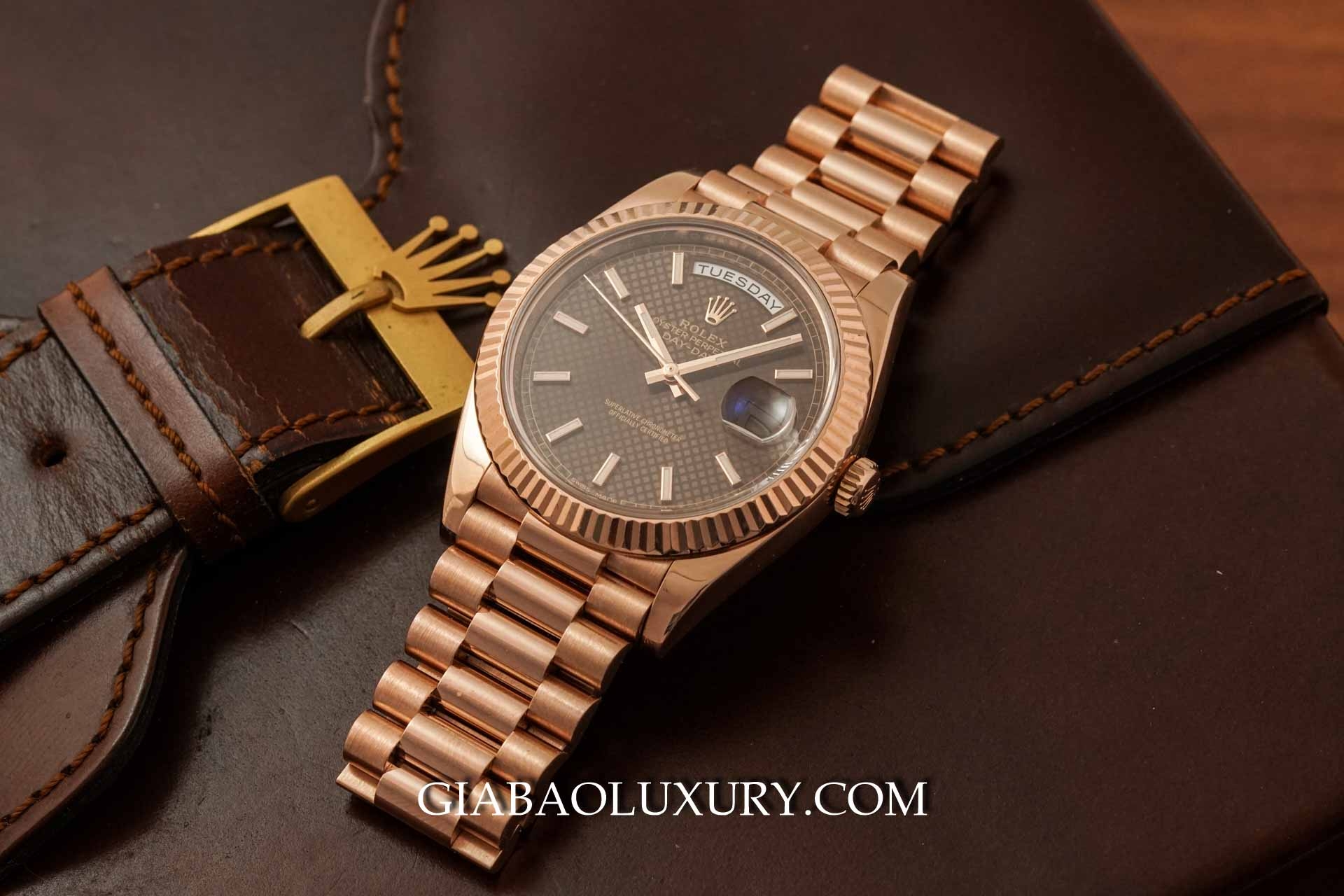 Đồng Hồ Rolex Day Date 228235 Mặt Số Chocolate Họa Tiết Chéo
