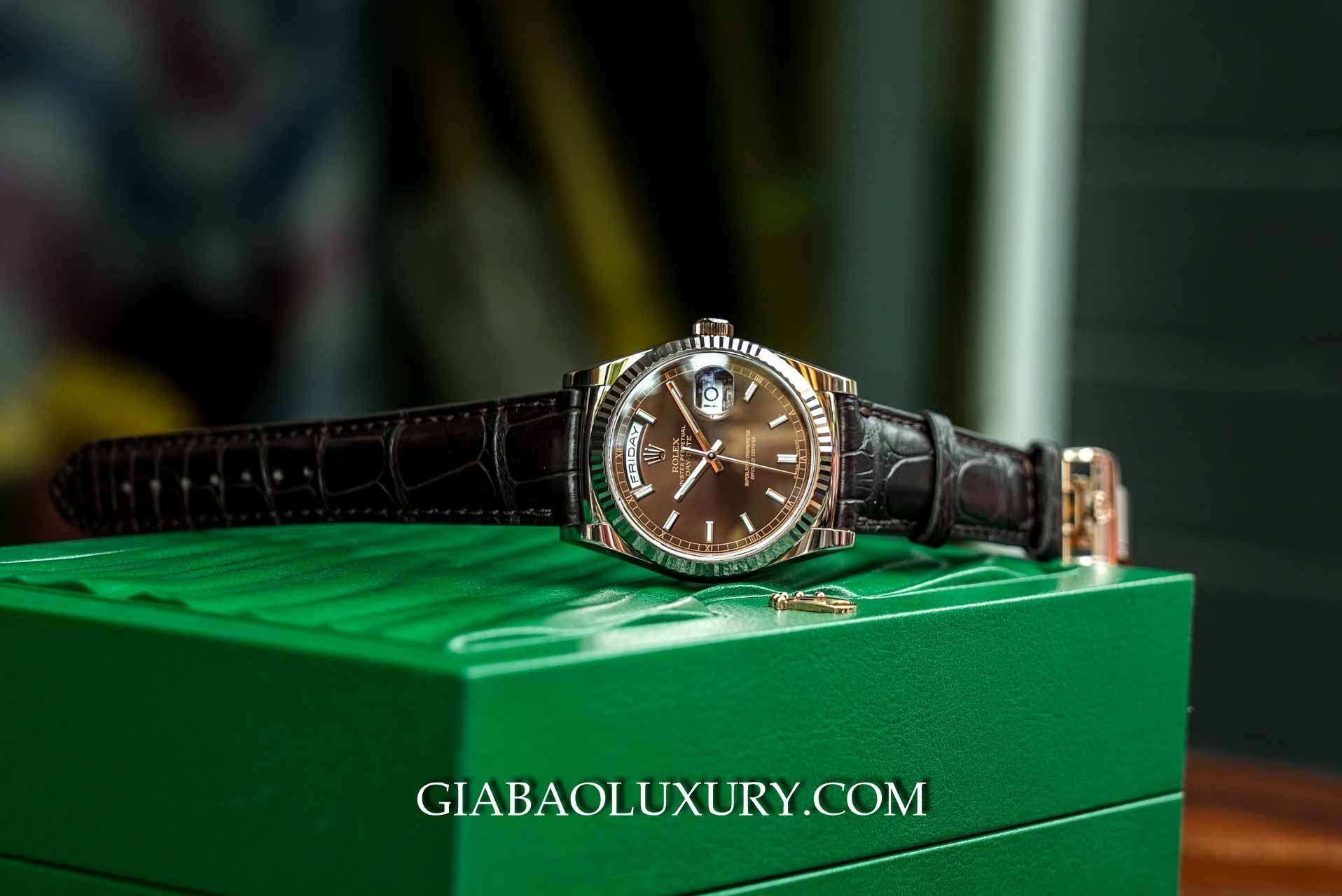 Đồng Hồ Rolex Day-Date 118135 Mặt Số Chocolate Cọc số dạ quang