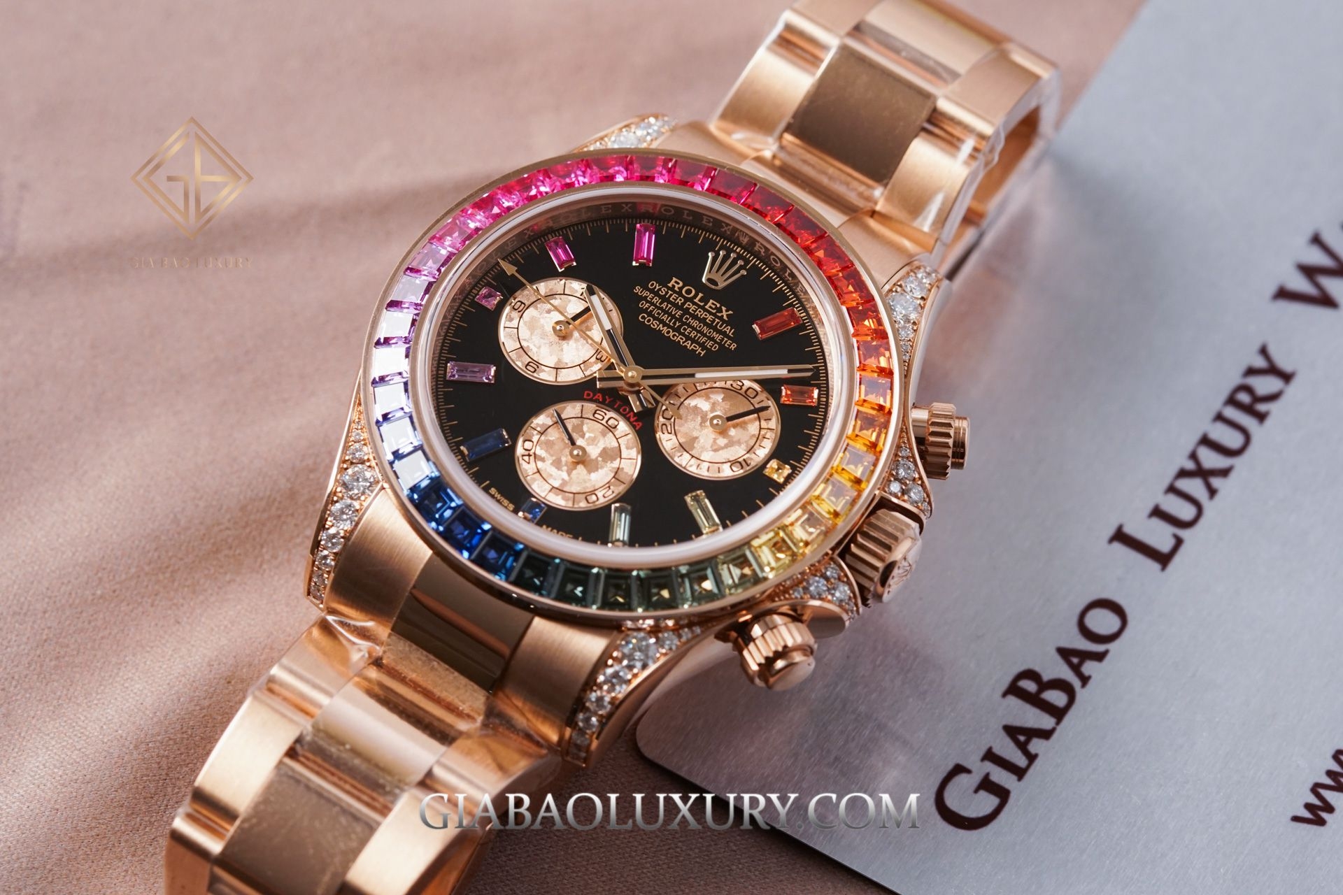 Post Malone đeo đồng hồ Rolex Oyster Perpetual Cosmograph Daytona “Rainbow” | 5 tỷ 712 triệu VND