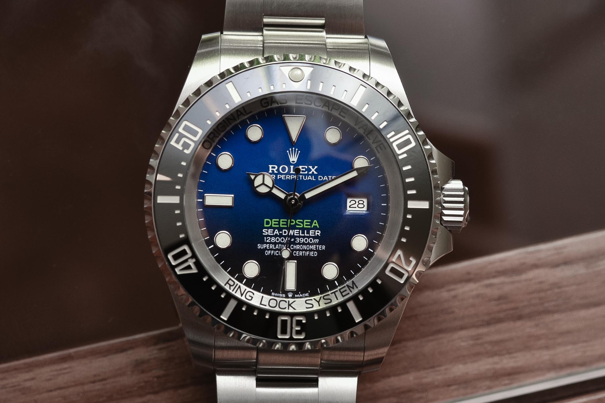 Review đồng hồ Rolex Deepsea Sea-Dweller Ref 126660: Gã siêu thợ lặn