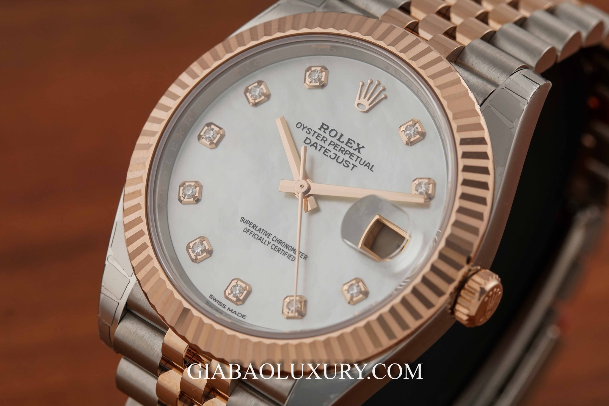 Đồng Hồ Rolex Datejust 126331 Mặt Số Vỏ Trai Trắng Nạm Kim Cương