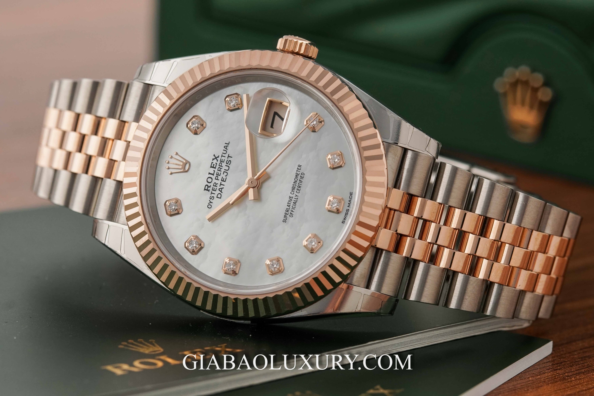 Đồng Hồ Rolex Datejust 126331 Mặt Số Vỏ Trai Trắng Nạm Kim Cương